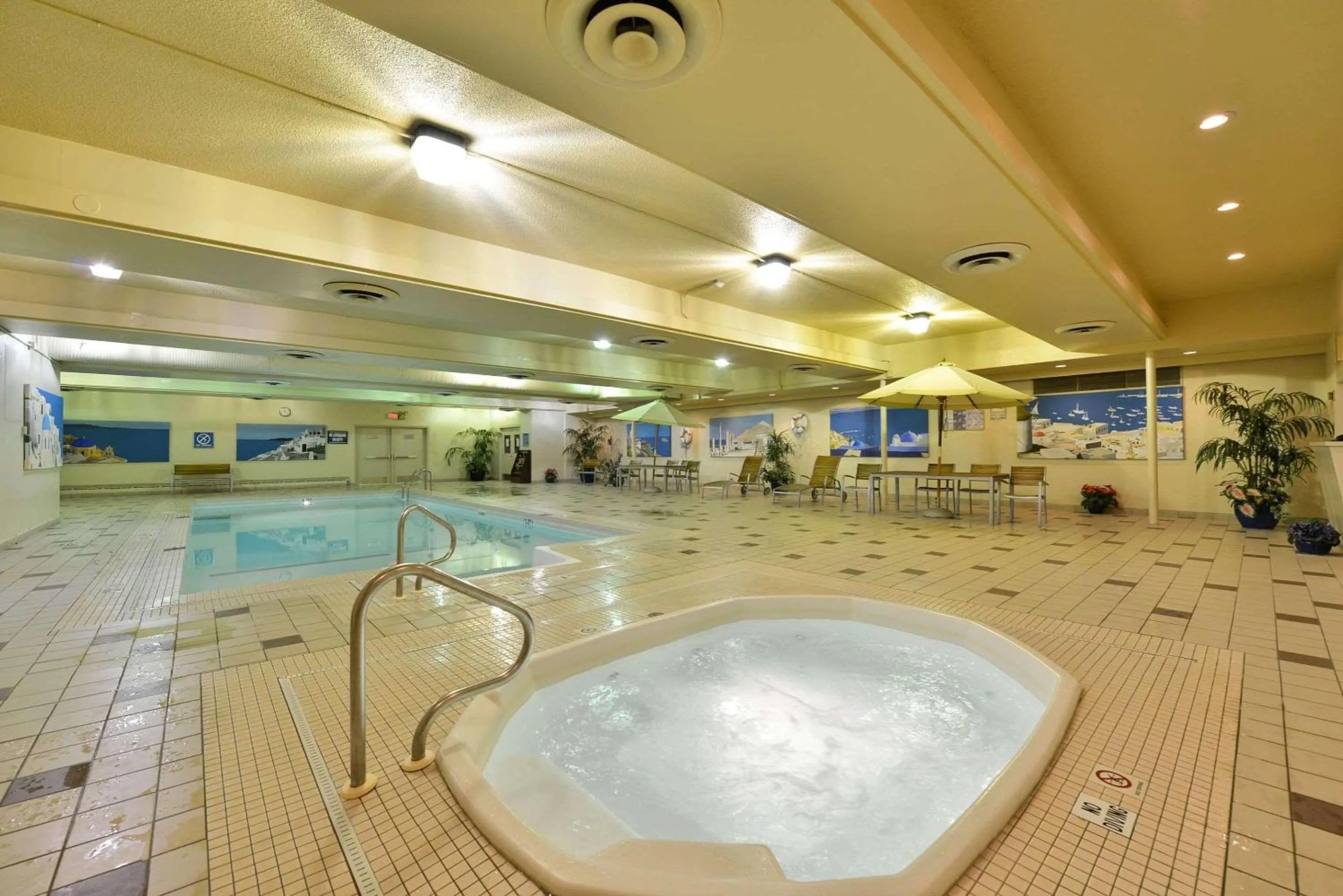 Swimming pool in Edmonton Hotel & Convention Center Edmonton