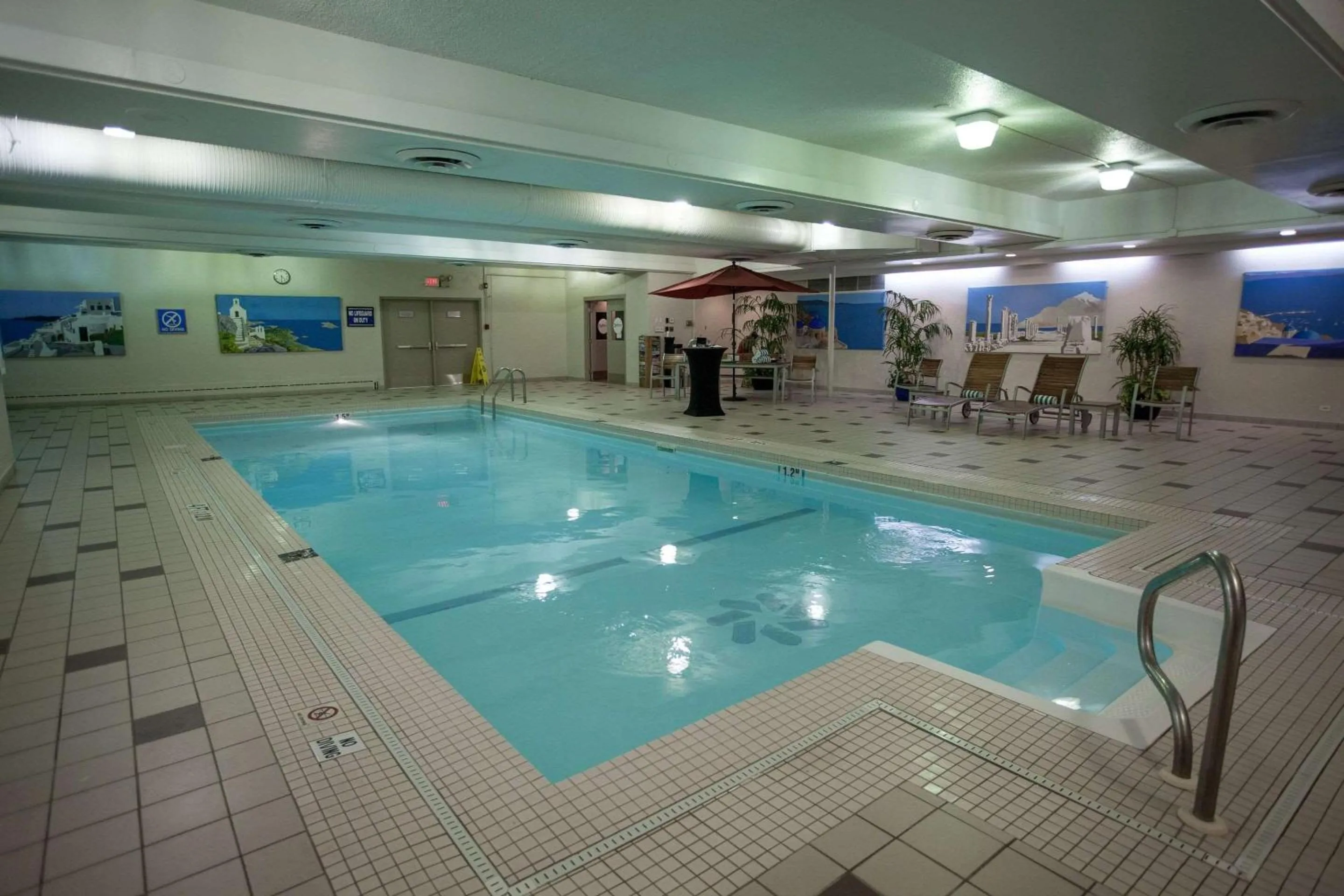 Swimming pool in Edmonton Hotel & Convention Center Edmonton