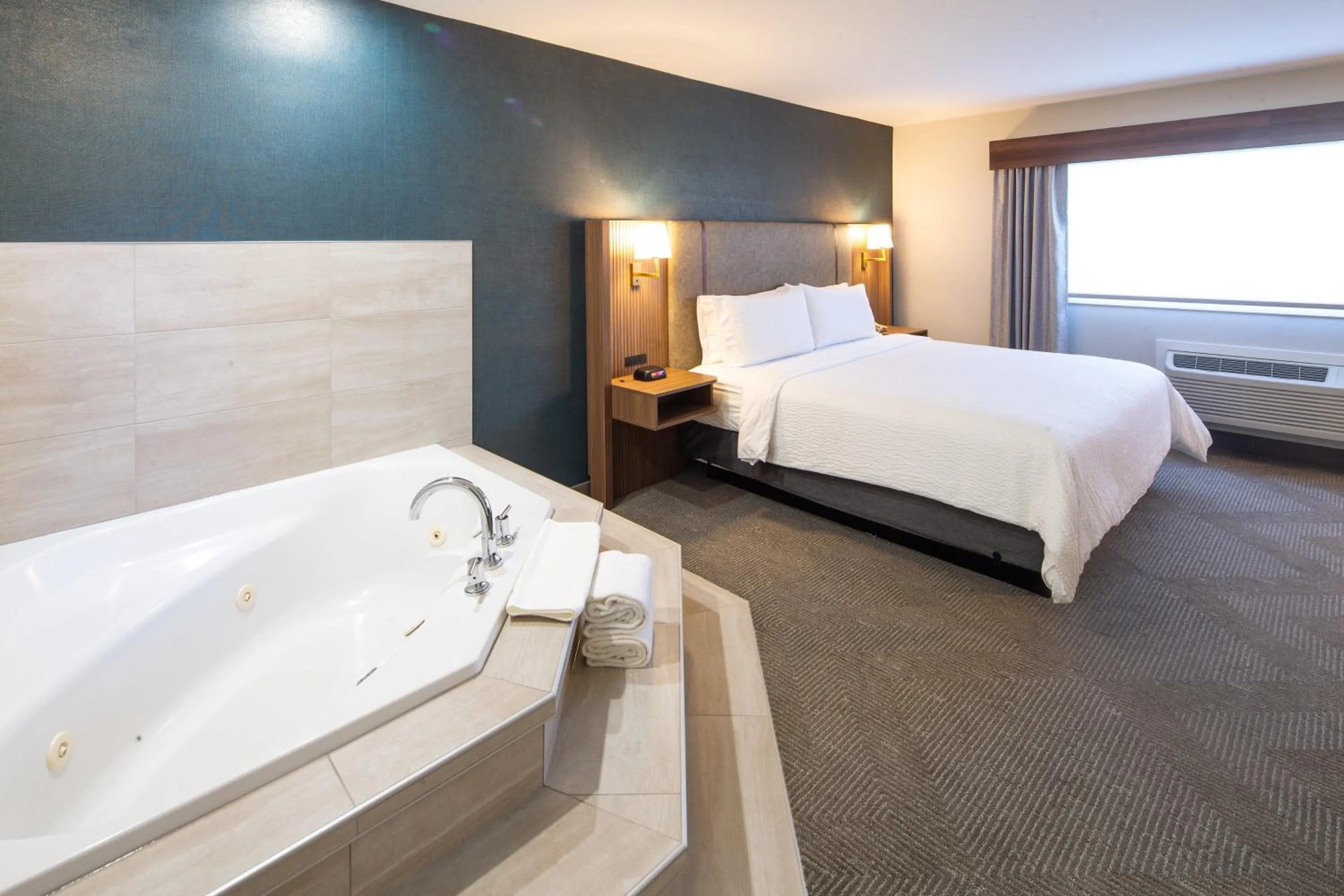 Photo of the whole room, Bed in Holiday Inn Hinton by IHG