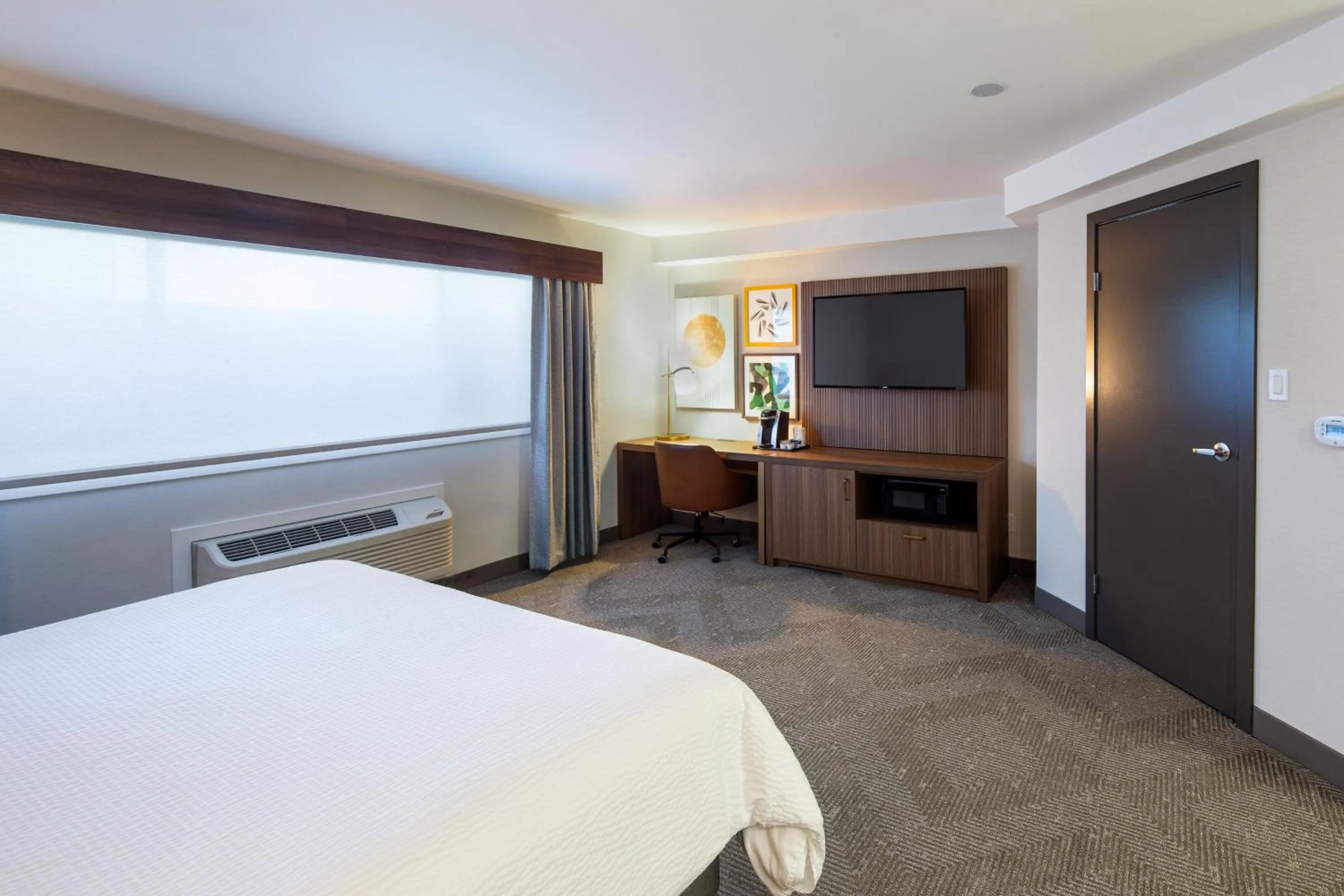 Photo of the whole room, Bed in Holiday Inn Hinton by IHG