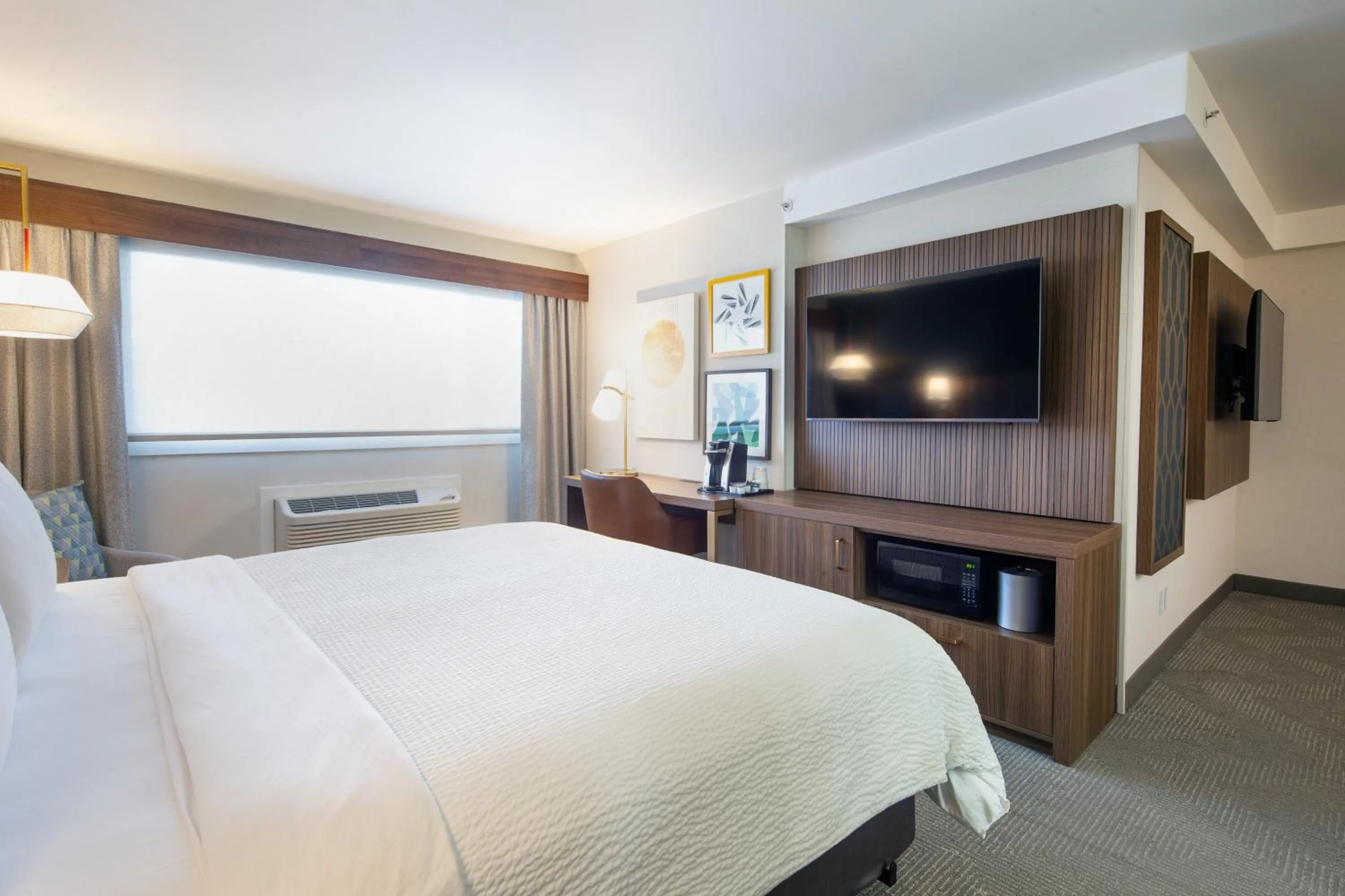 Photo of the whole room, Bed in Holiday Inn Hinton by IHG