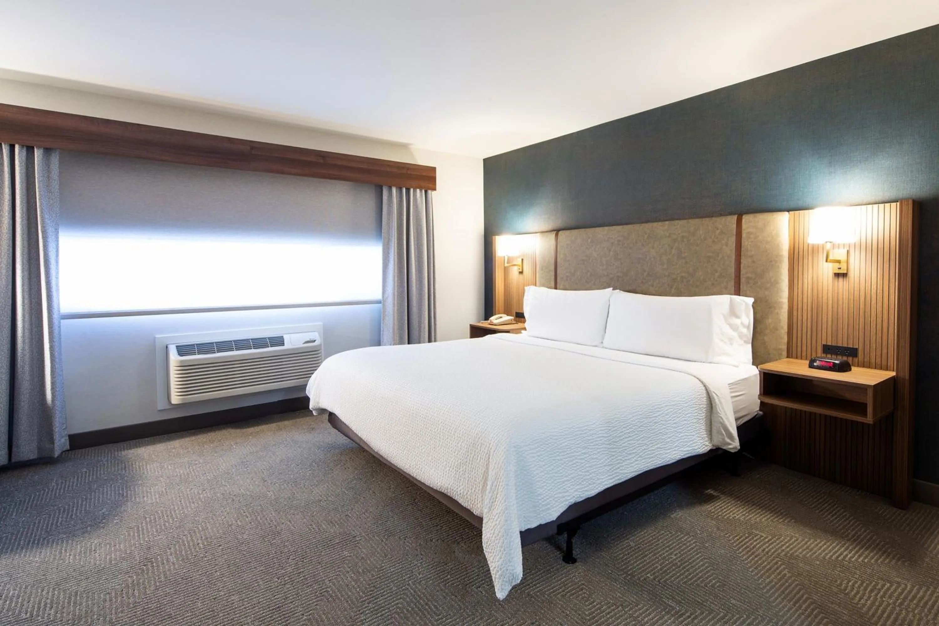 Photo of the whole room, Bed in Holiday Inn Hinton by IHG