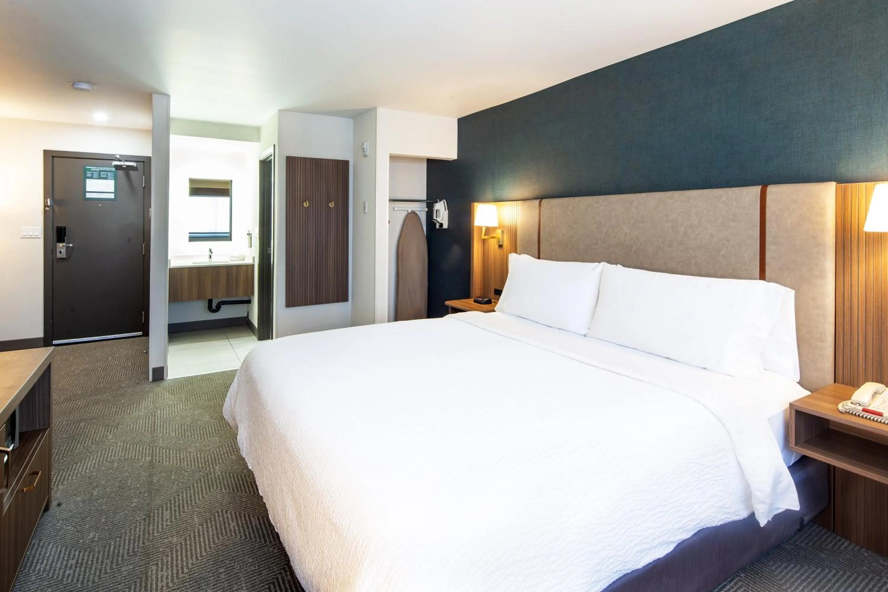 Photo of the whole room, Bed in Holiday Inn Hinton by IHG