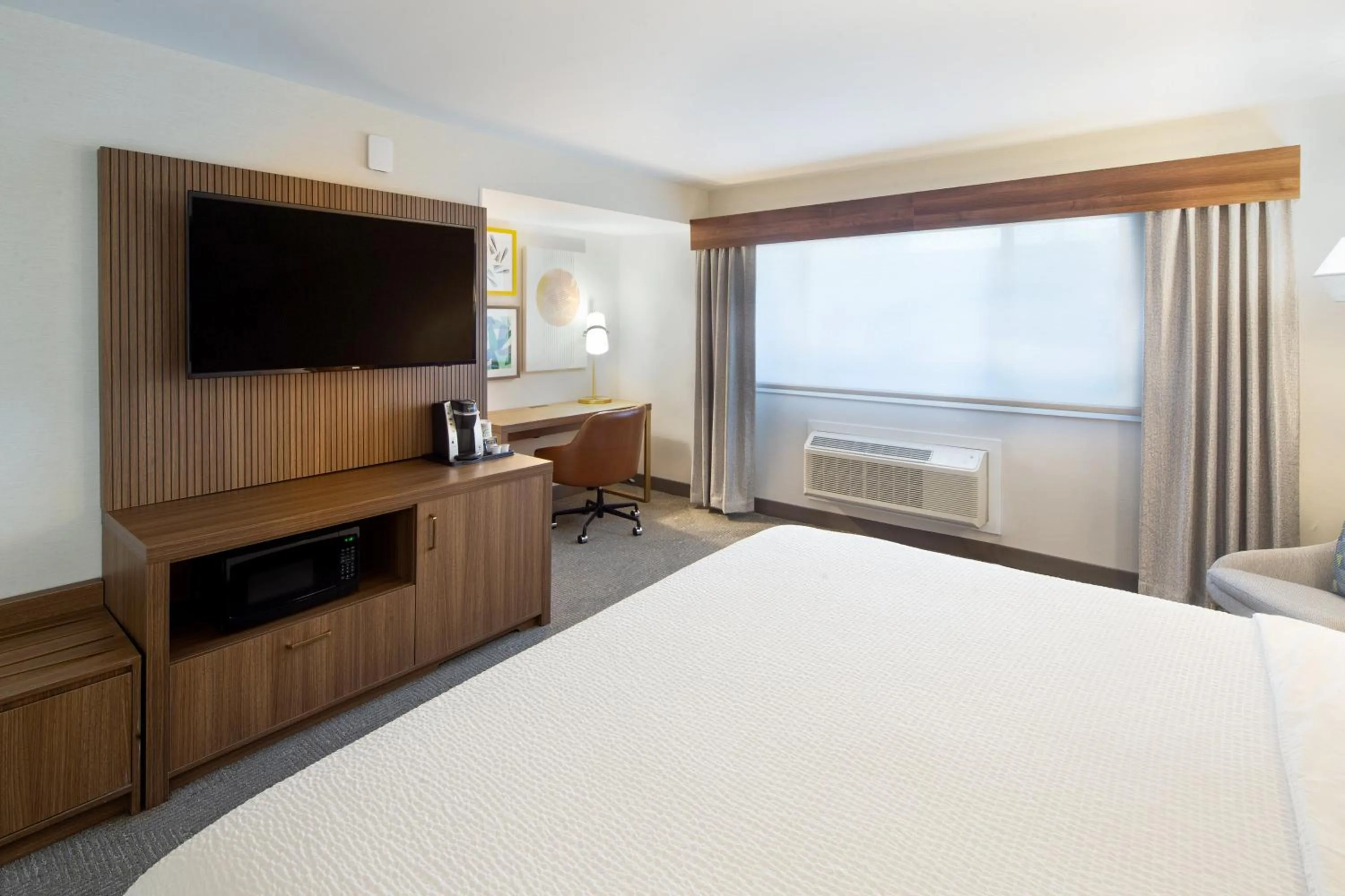 Photo of the whole room, Bed in Holiday Inn Hinton by IHG