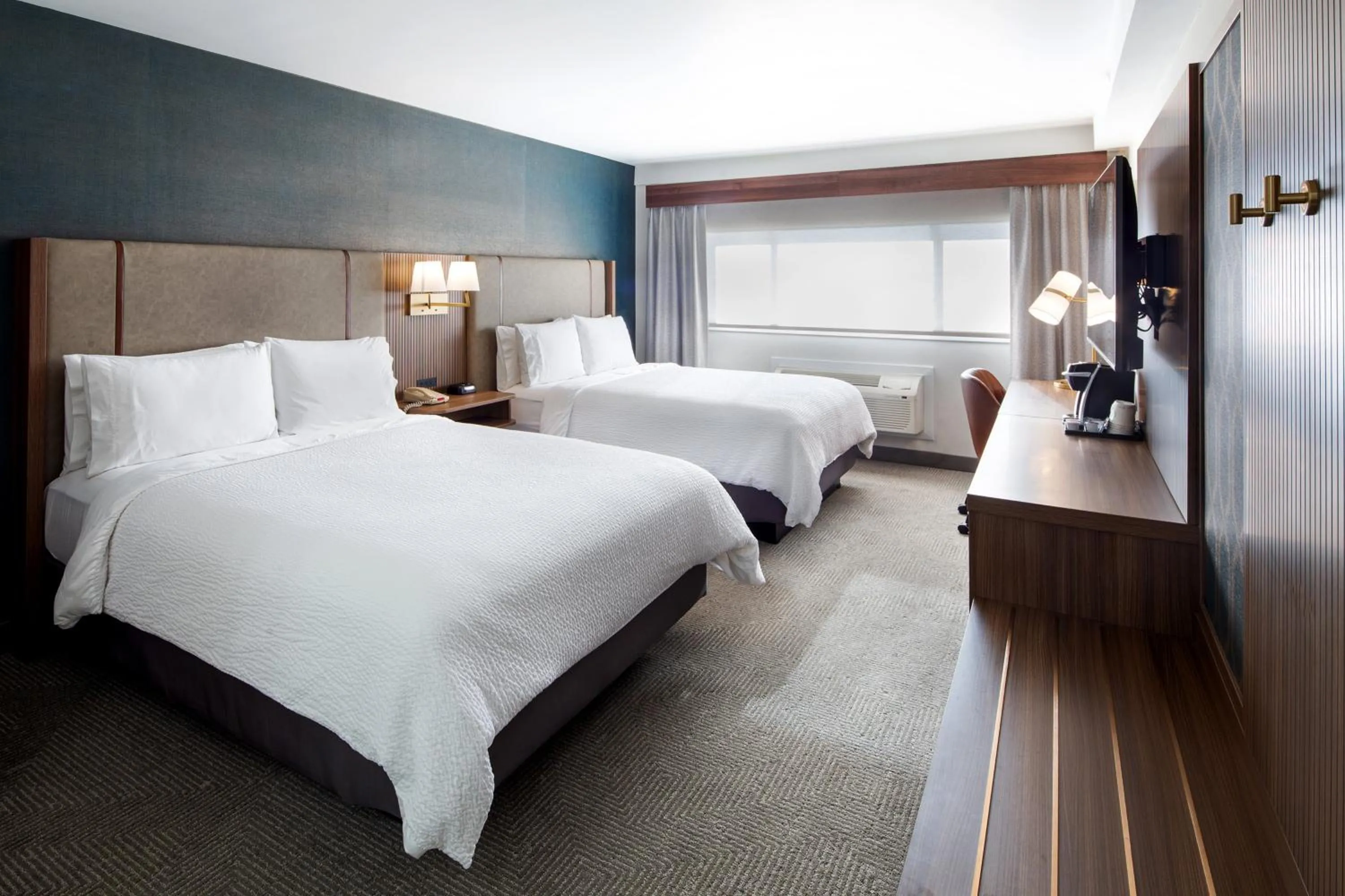 Photo of the whole room, Bed in Holiday Inn Hinton by IHG