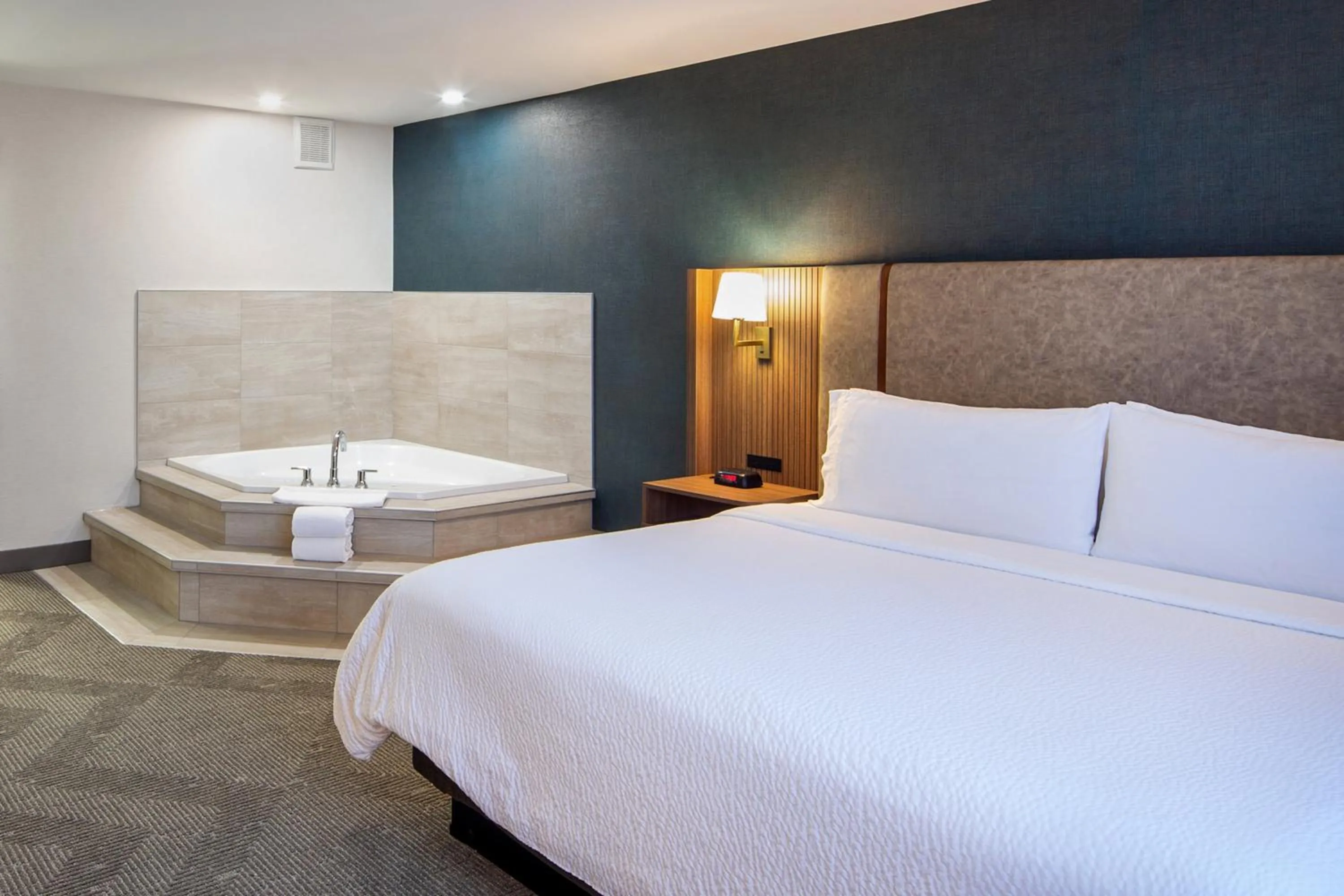 Photo of the whole room, Bed in Holiday Inn Hinton by IHG