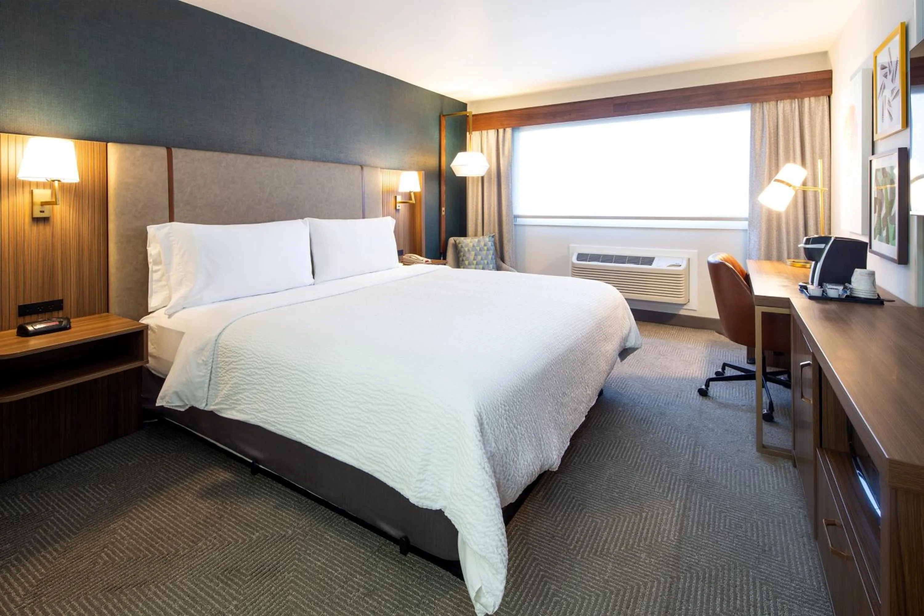 Photo of the whole room, Bed in Holiday Inn Hinton by IHG