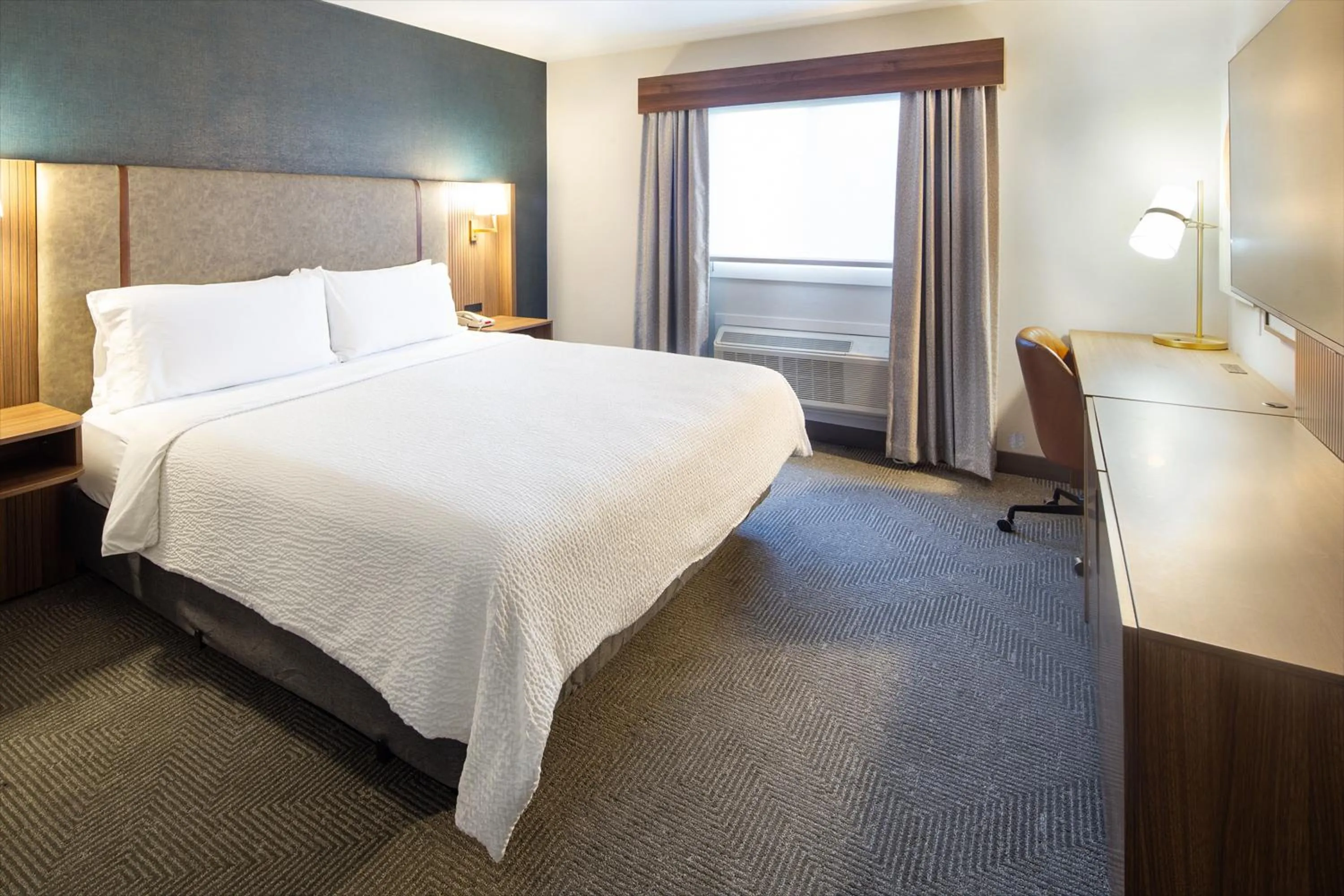 Bed in Holiday Inn Hinton by IHG