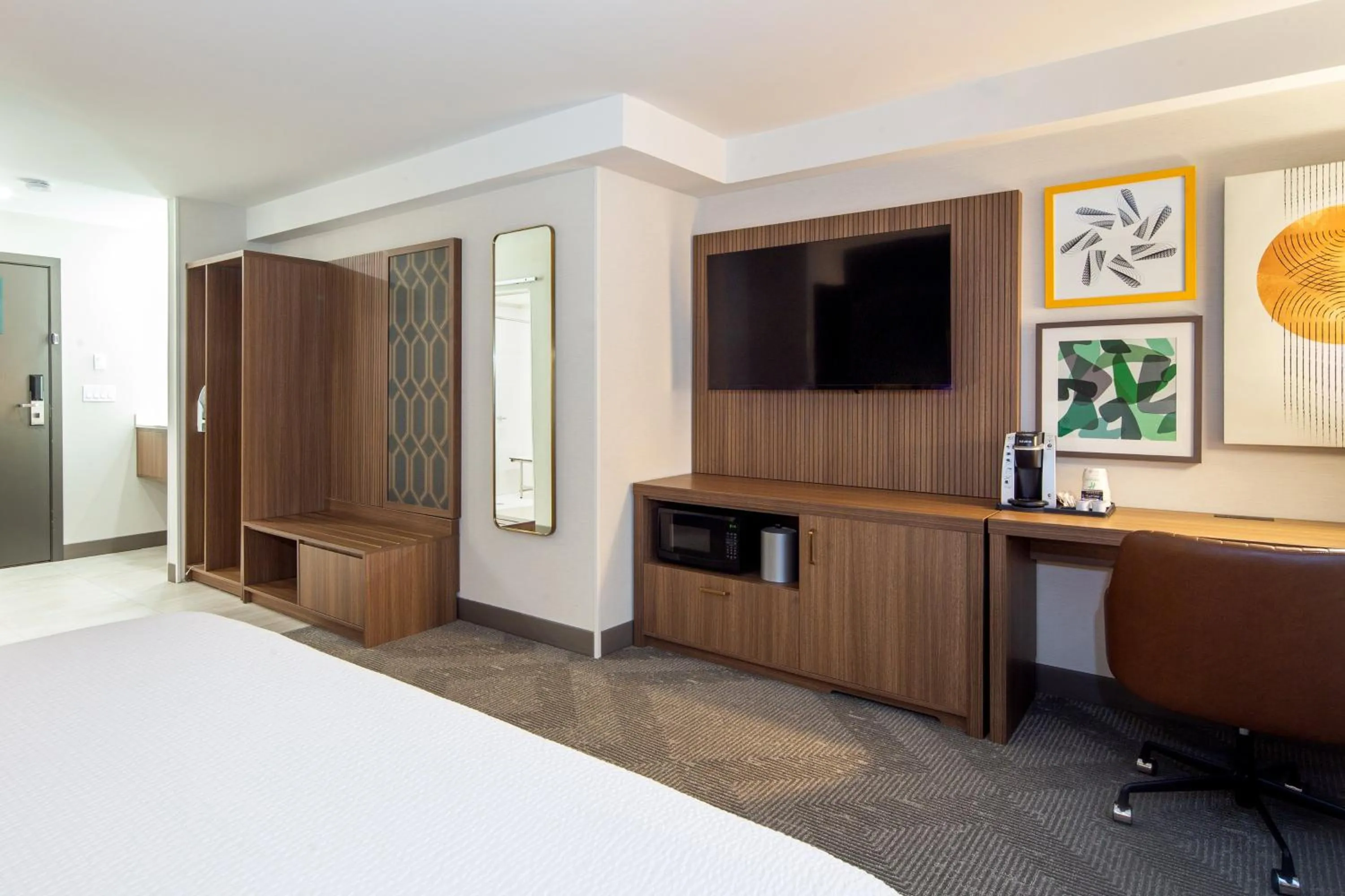 Photo of the whole room, Bed in Holiday Inn Hinton by IHG