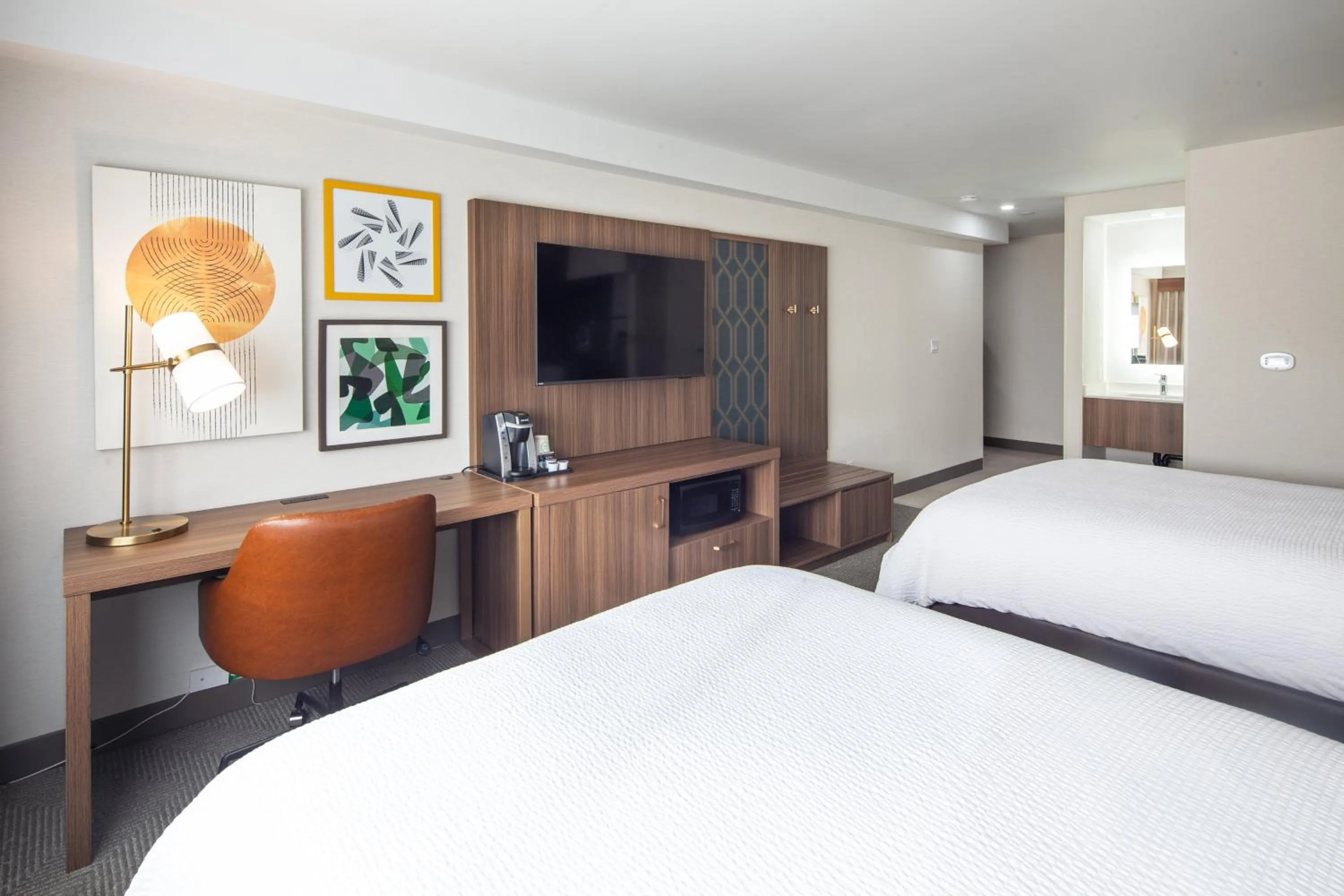 Photo of the whole room, Bed in Holiday Inn Hinton by IHG