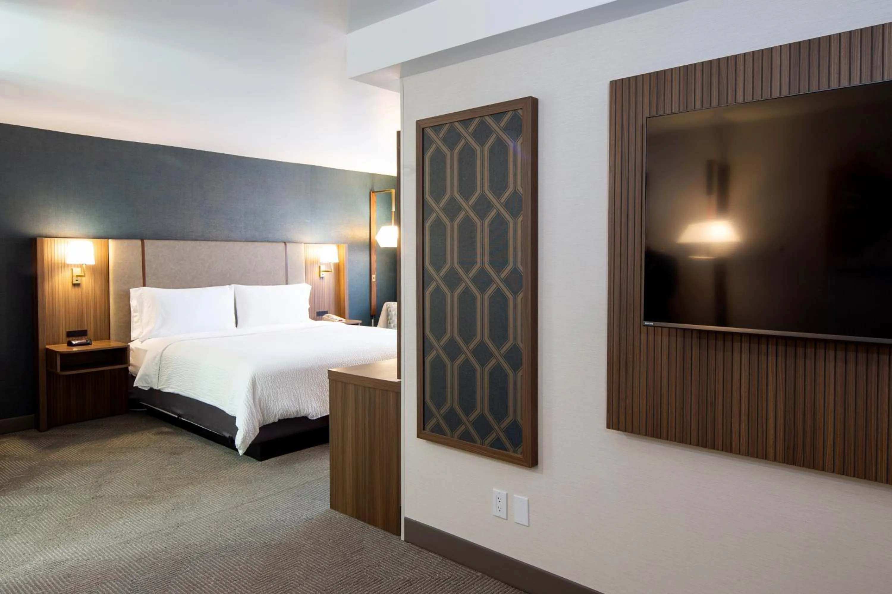 Photo of the whole room, Bed in Holiday Inn Hinton by IHG