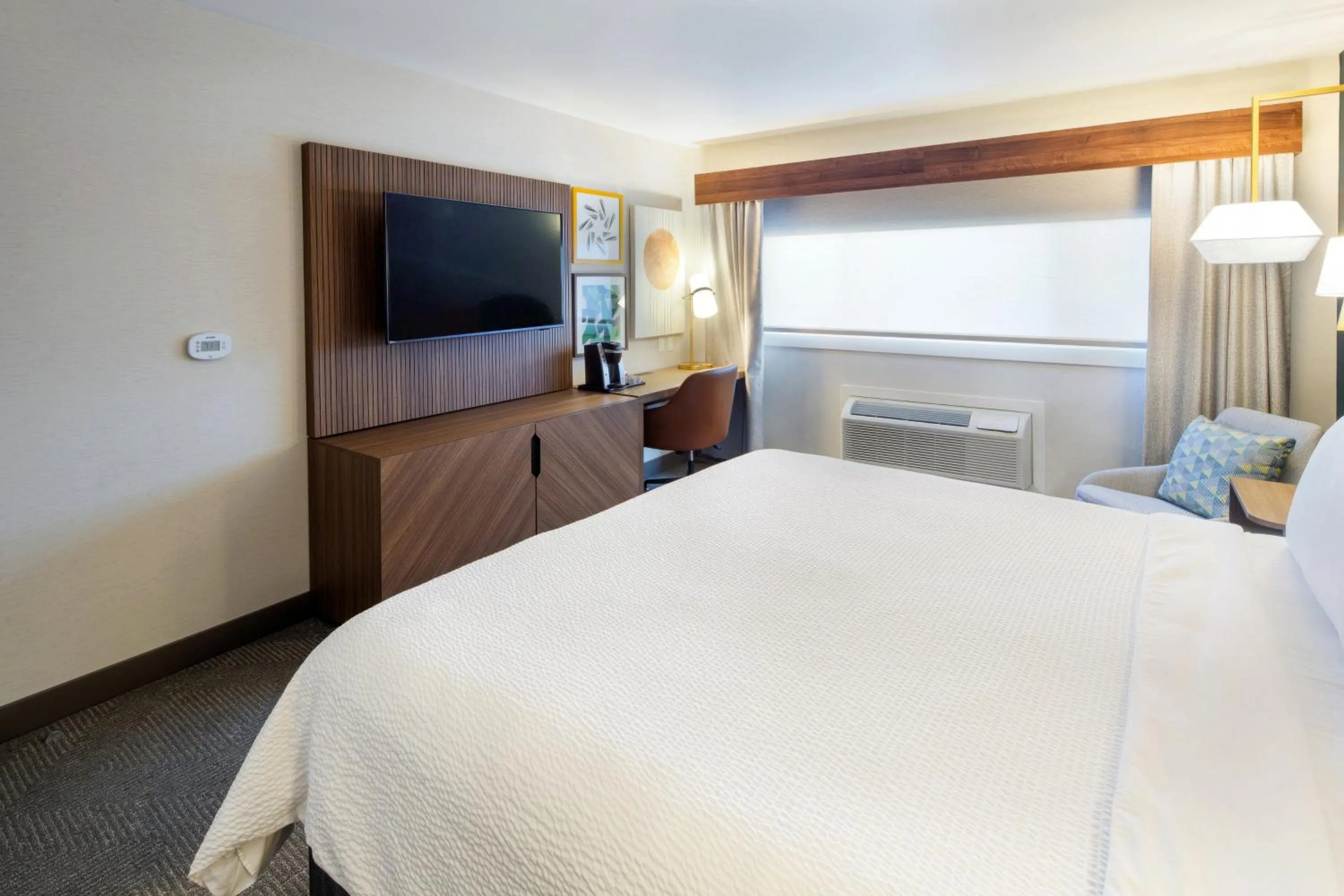 Photo of the whole room, Bed in Holiday Inn Hinton by IHG