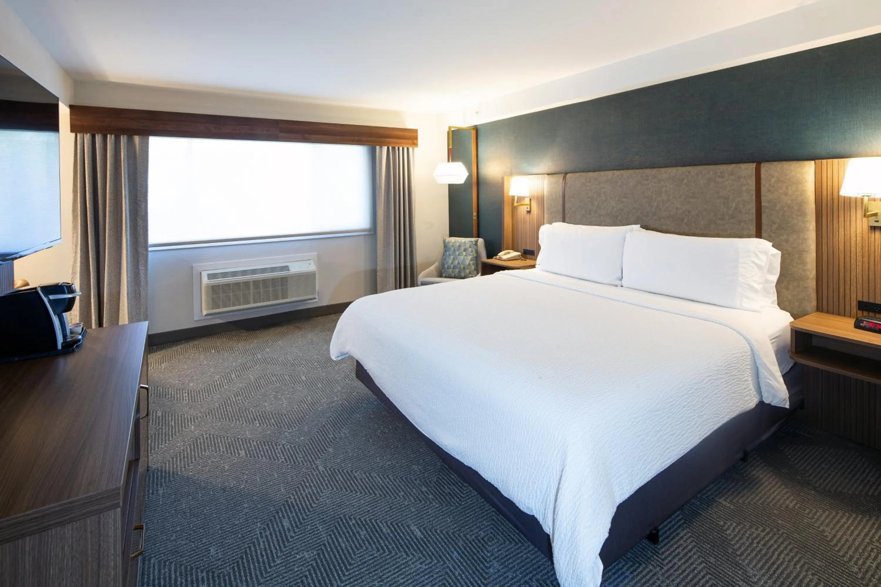 Photo of the whole room, Bed in Holiday Inn Hinton by IHG