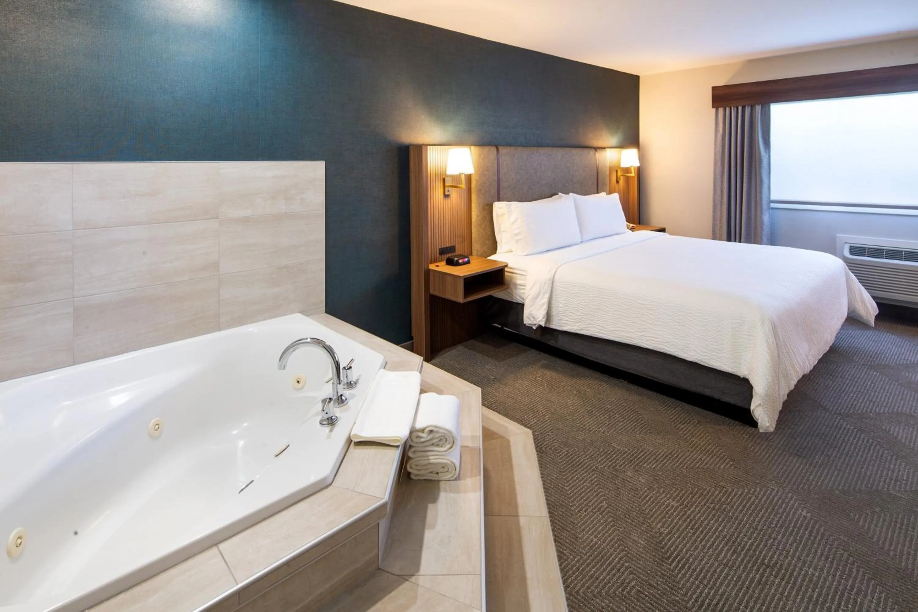 Photo of the whole room, Bed in Holiday Inn Hinton by IHG