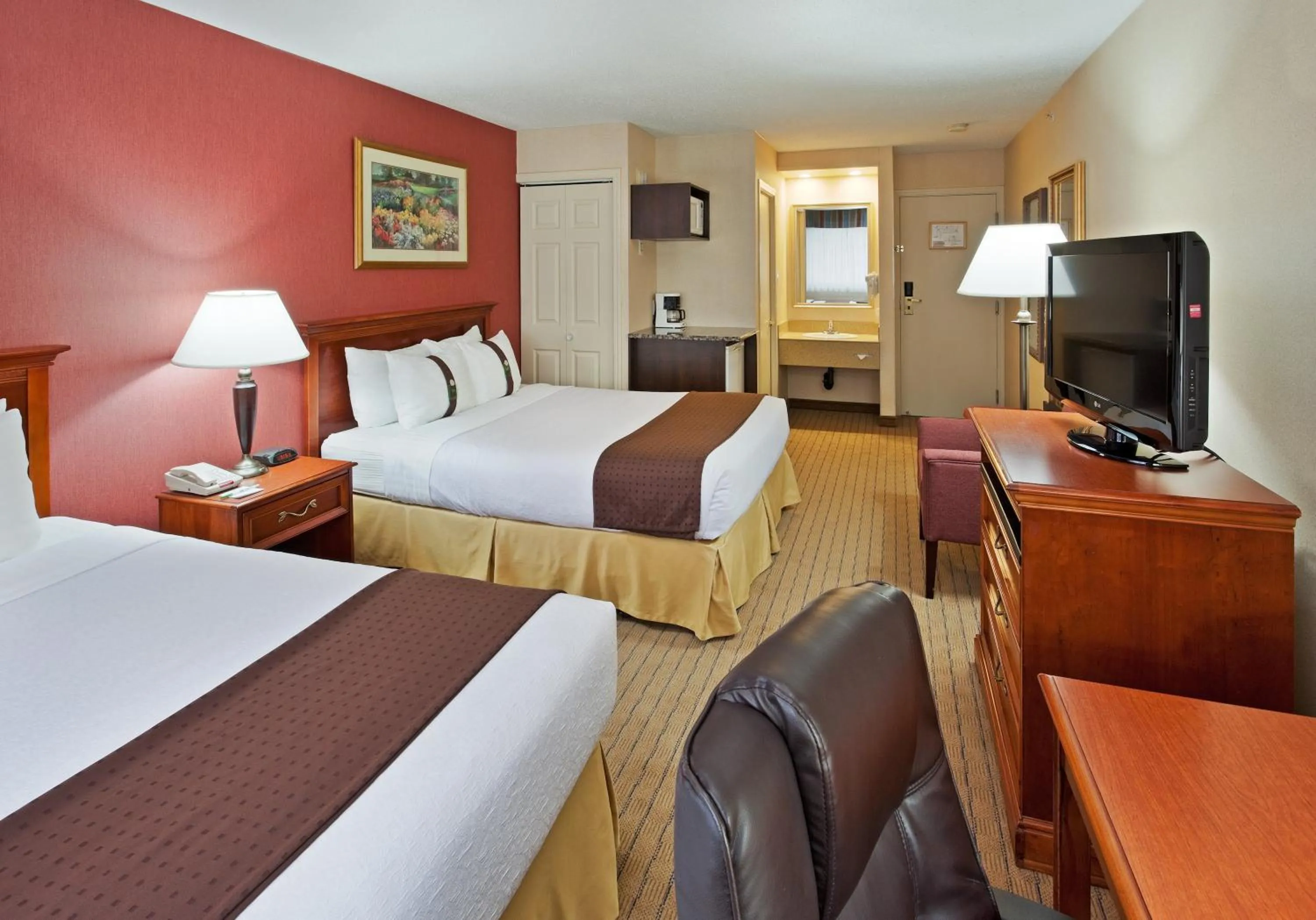 Photo of the whole room, Bed in Holiday Inn Hinton by IHG