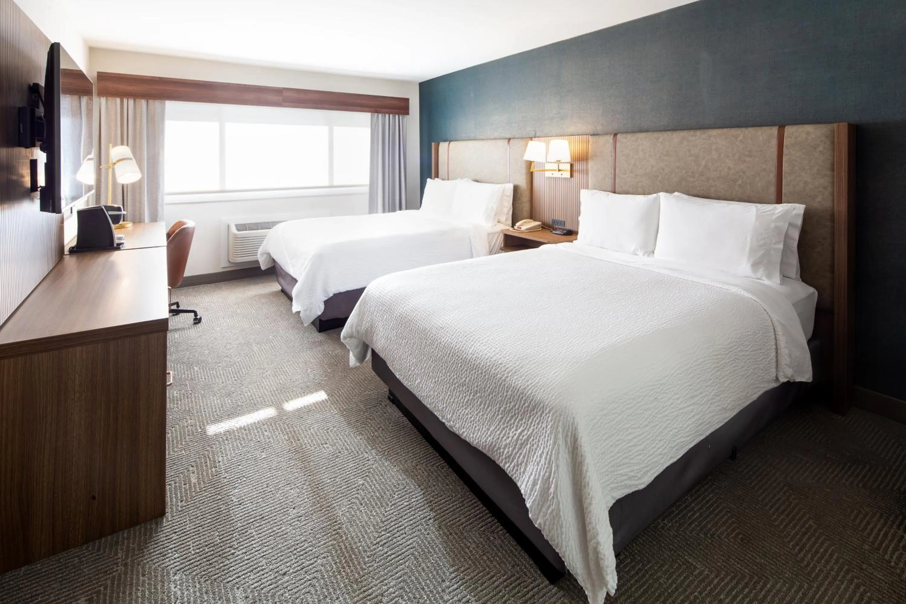 Photo of the whole room, Bed in Holiday Inn Hinton by IHG