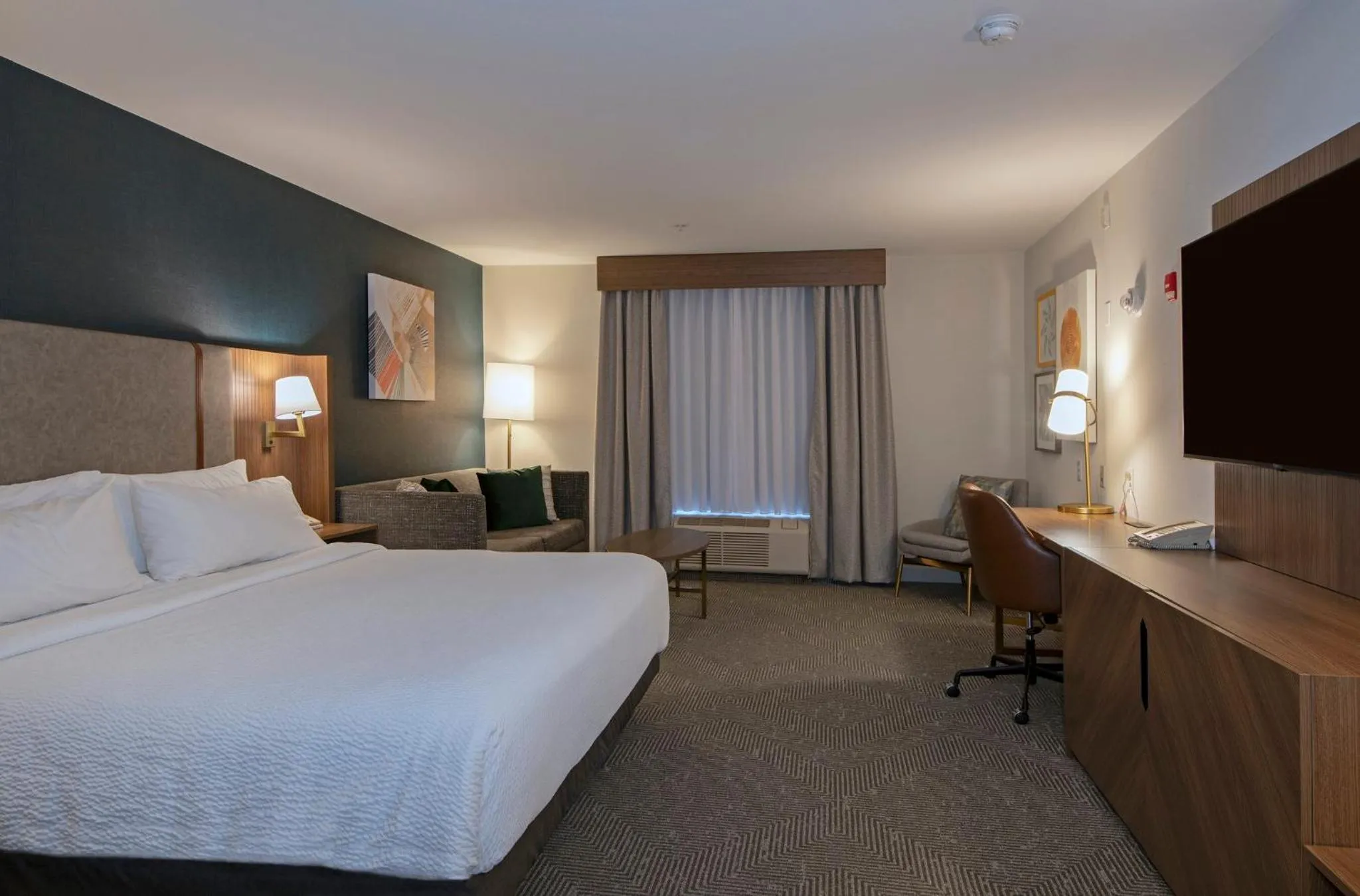 Photo of the whole room, Bed in Holiday Inn Hotel and Suites-Kamloops by IHG