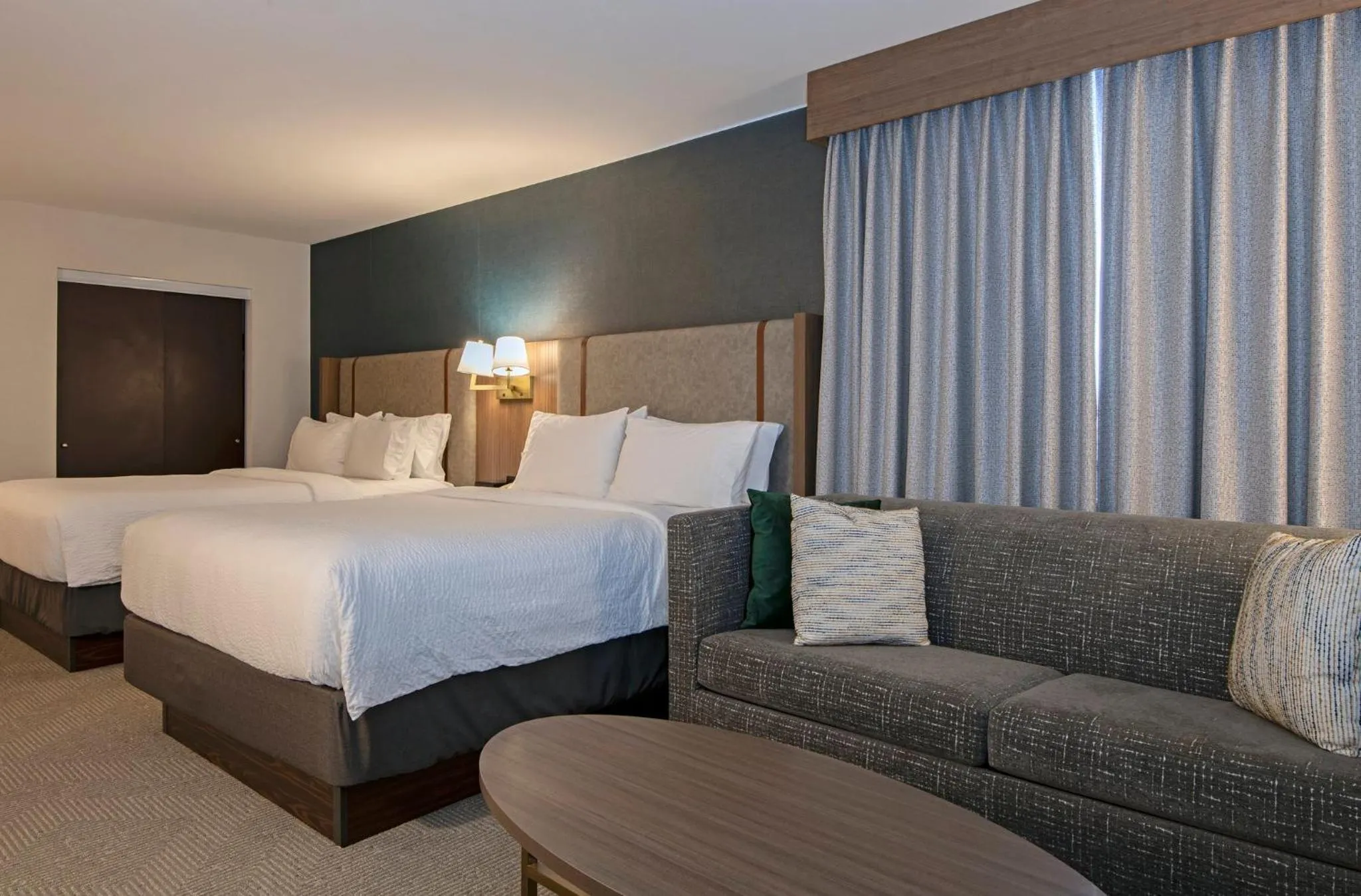 Photo of the whole room, Bed in Holiday Inn Hotel and Suites-Kamloops by IHG