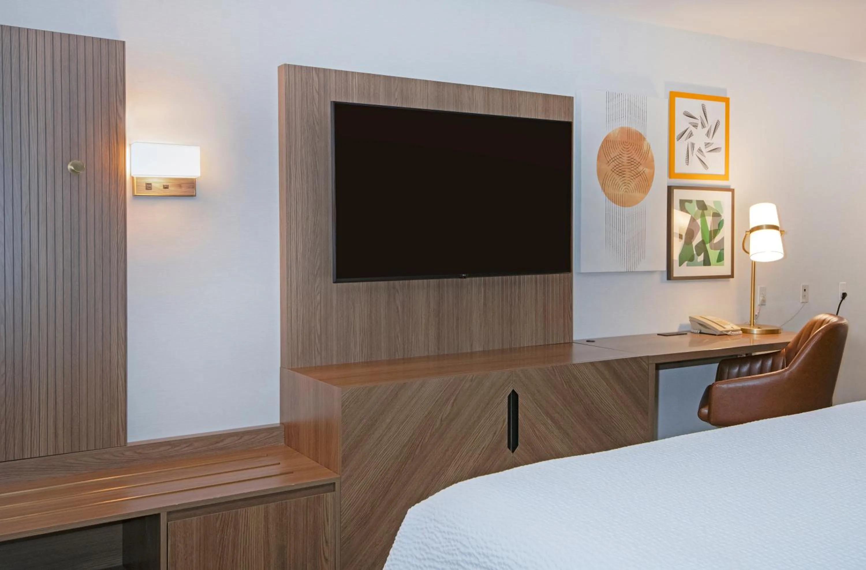 TV and multimedia, Bed in Holiday Inn Hotel and Suites-Kamloops by IHG