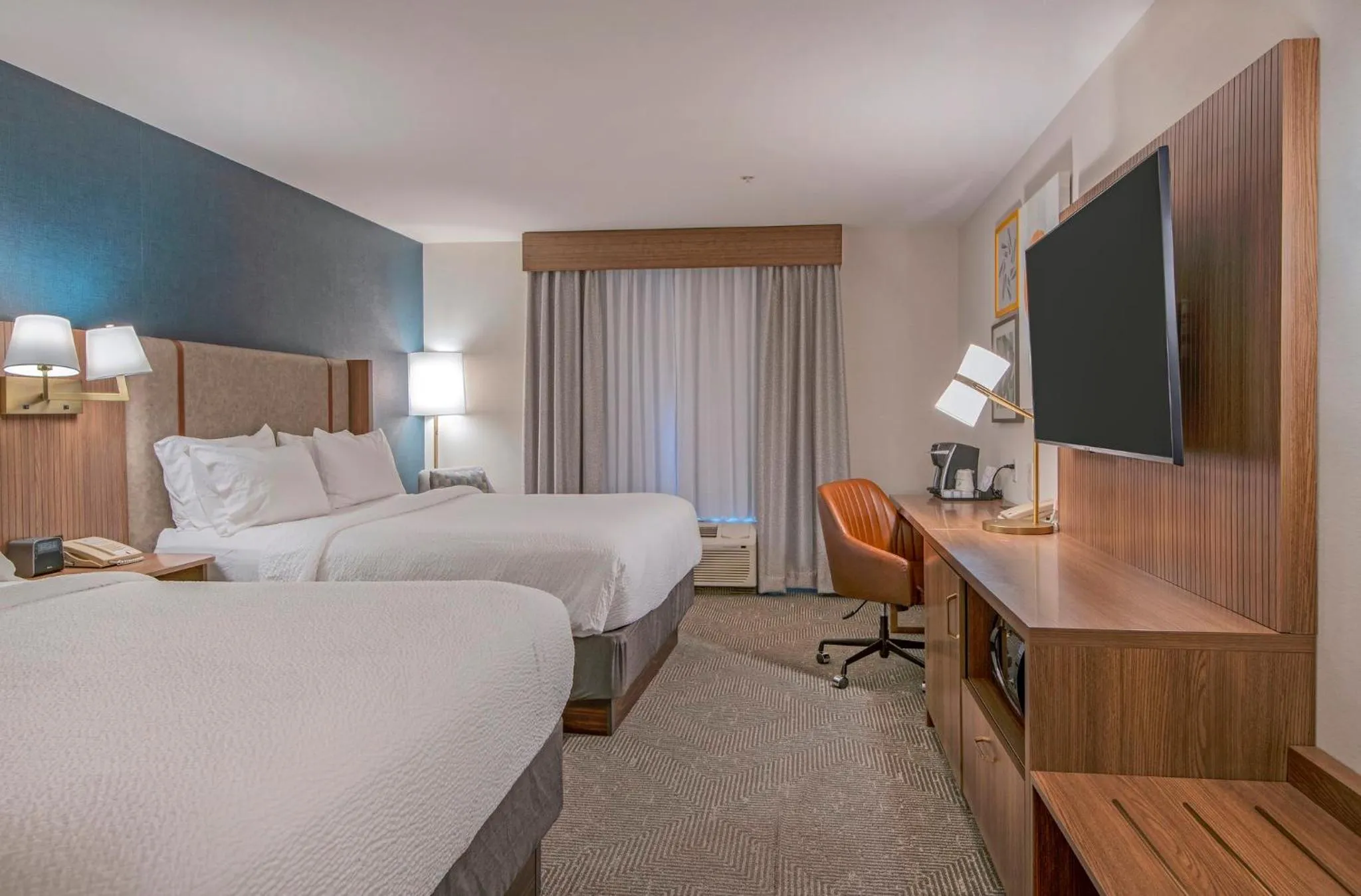 Photo of the whole room, Bed in Holiday Inn Hotel and Suites-Kamloops by IHG