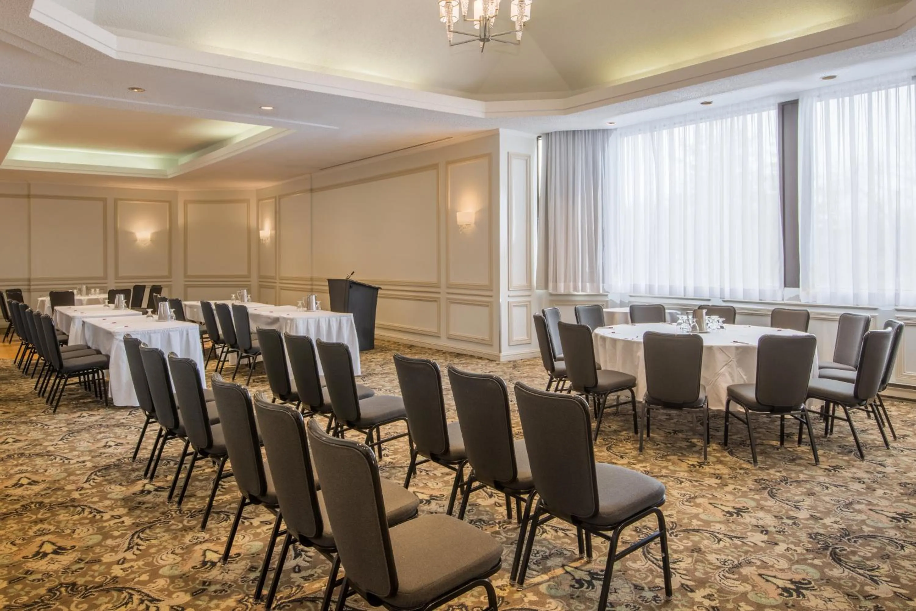 Meeting/conference room in Hotel Chateauneuf Gatineau-Ottawa