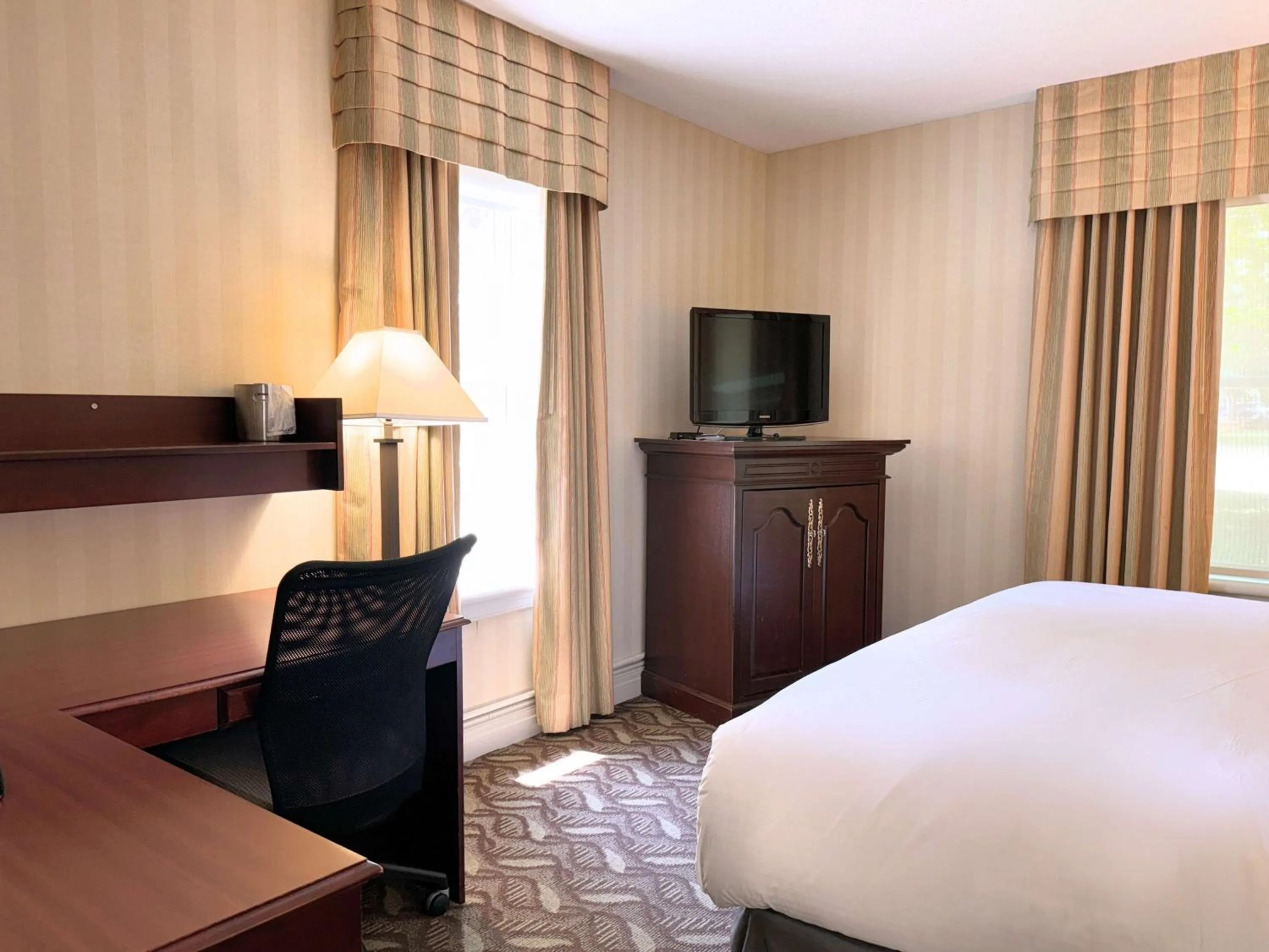 Bedroom, Bed in Ivey Spencer Leadership Centre