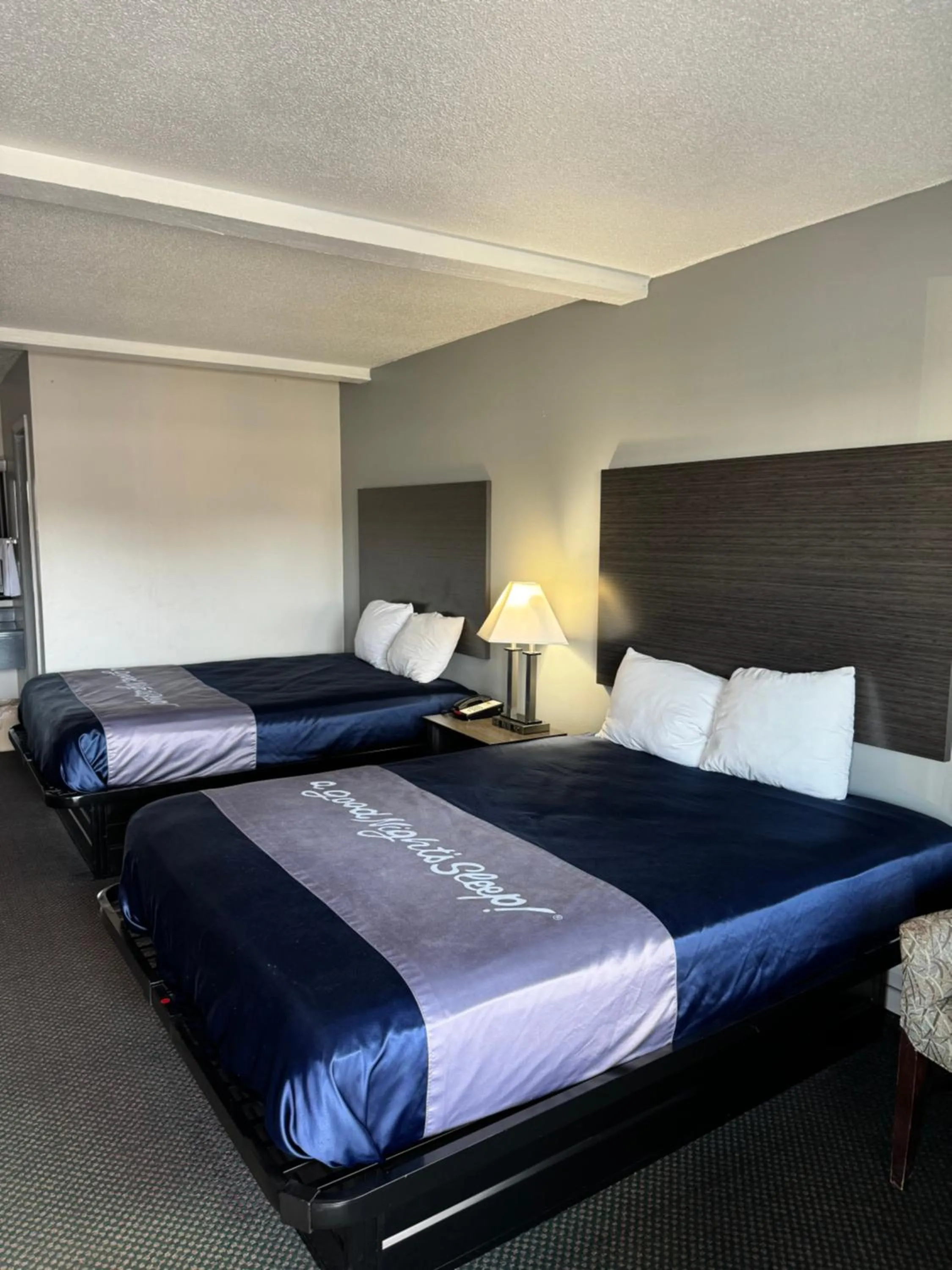 Bed in Scottish Inns - Locust Grove