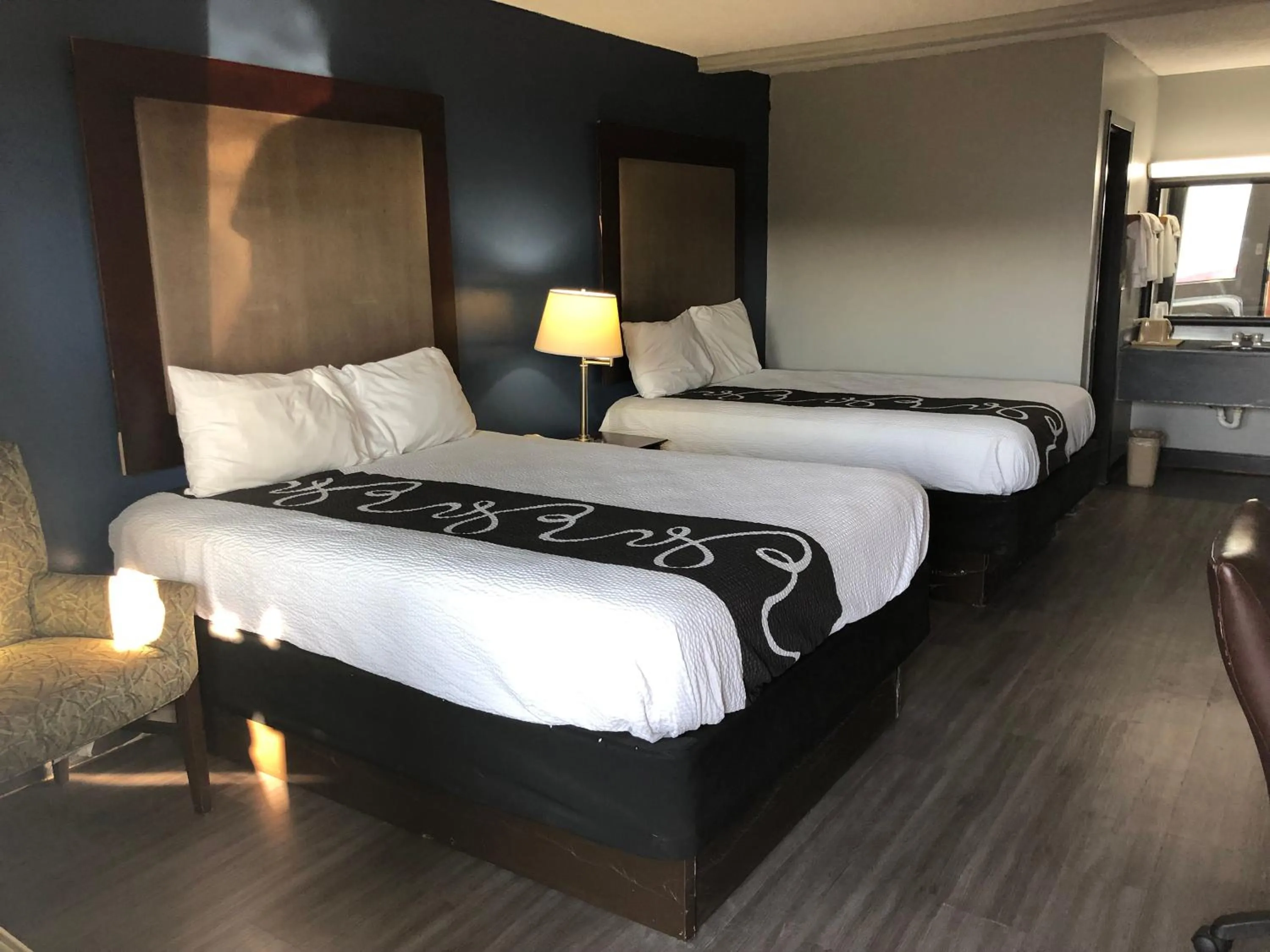 Bed in Scottish Inns - Locust Grove