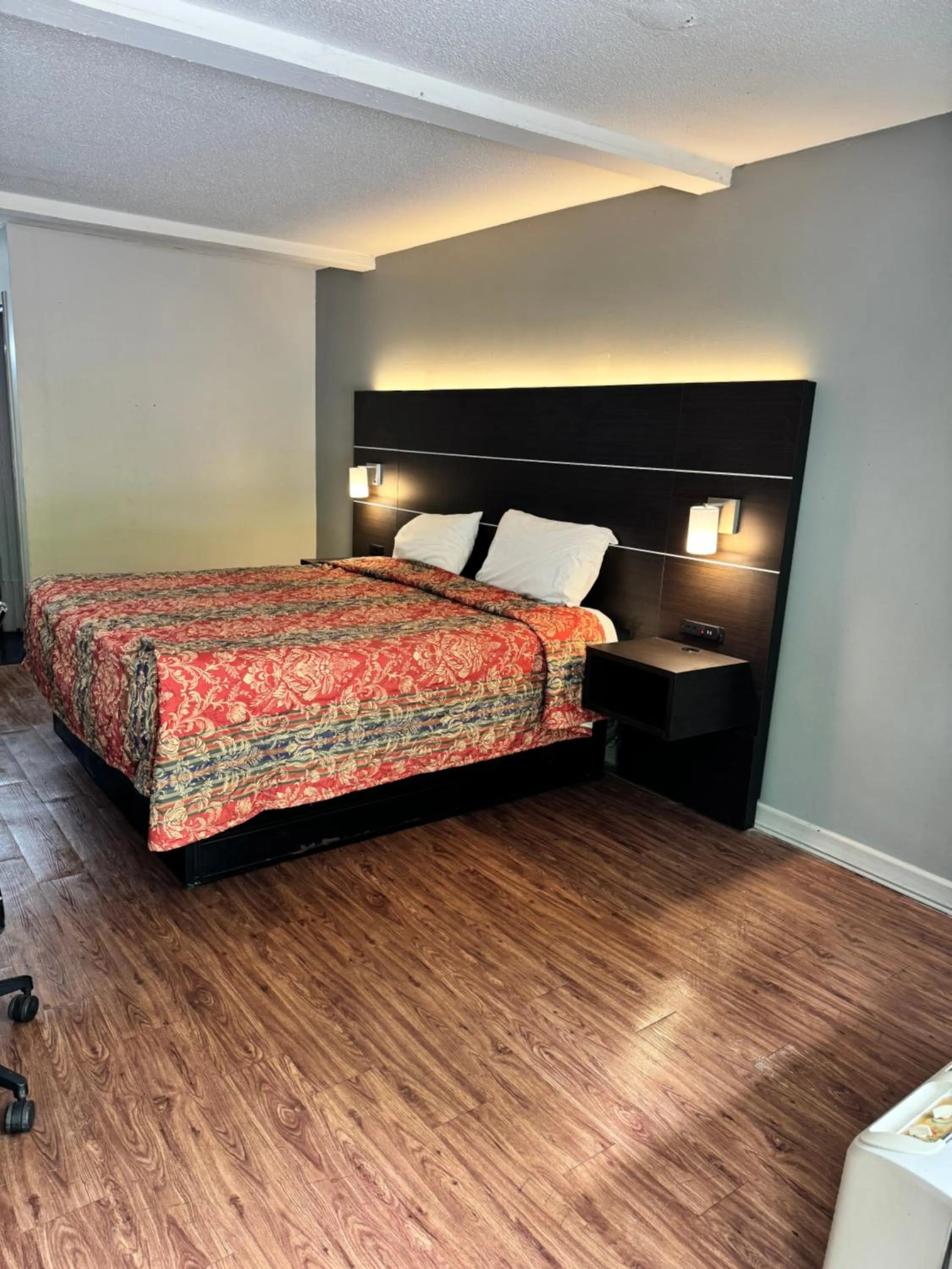 Bed in Scottish Inns - Locust Grove