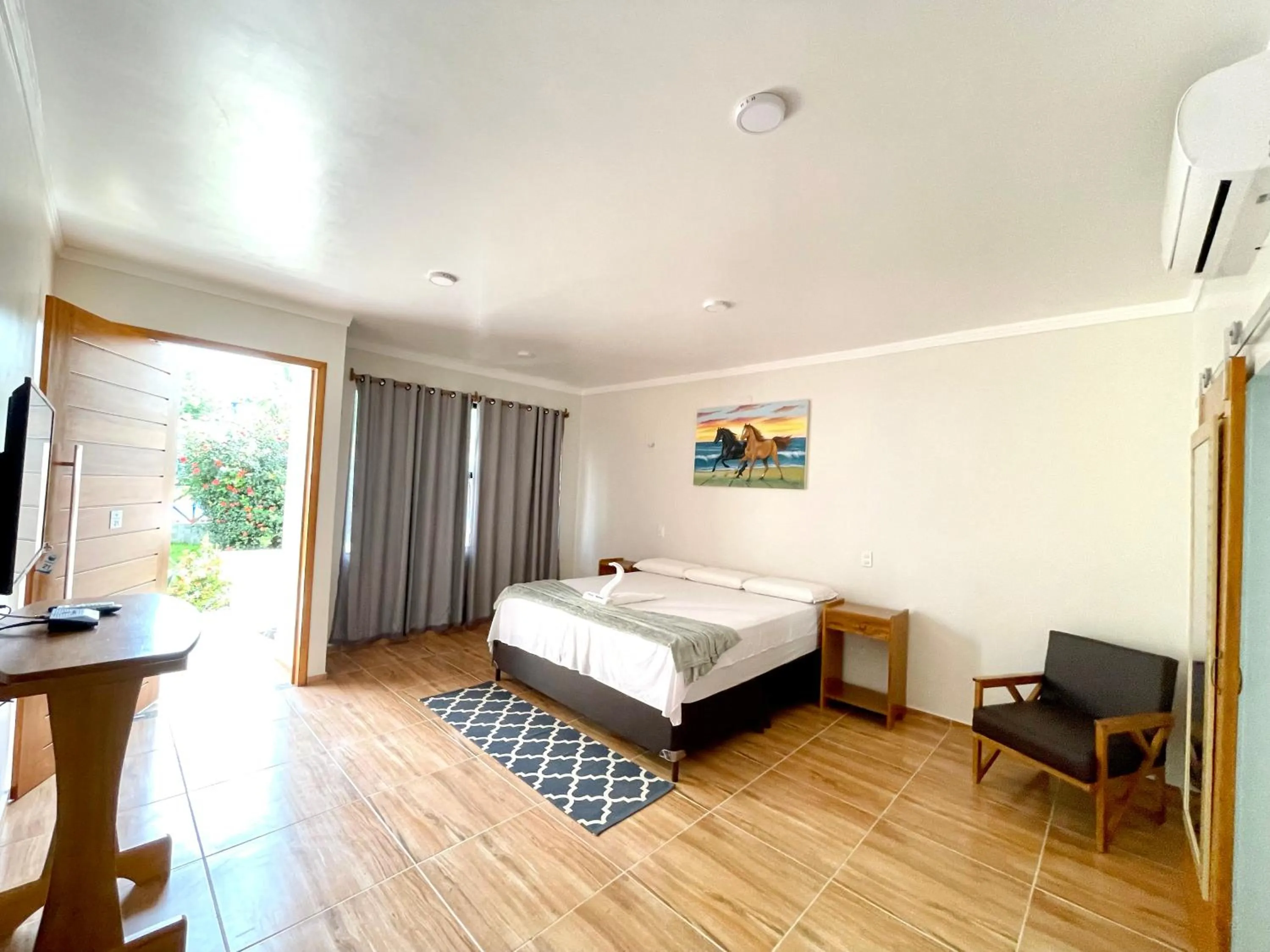 Property building, Bed in Pousada e Restaurante Paraíso Natural