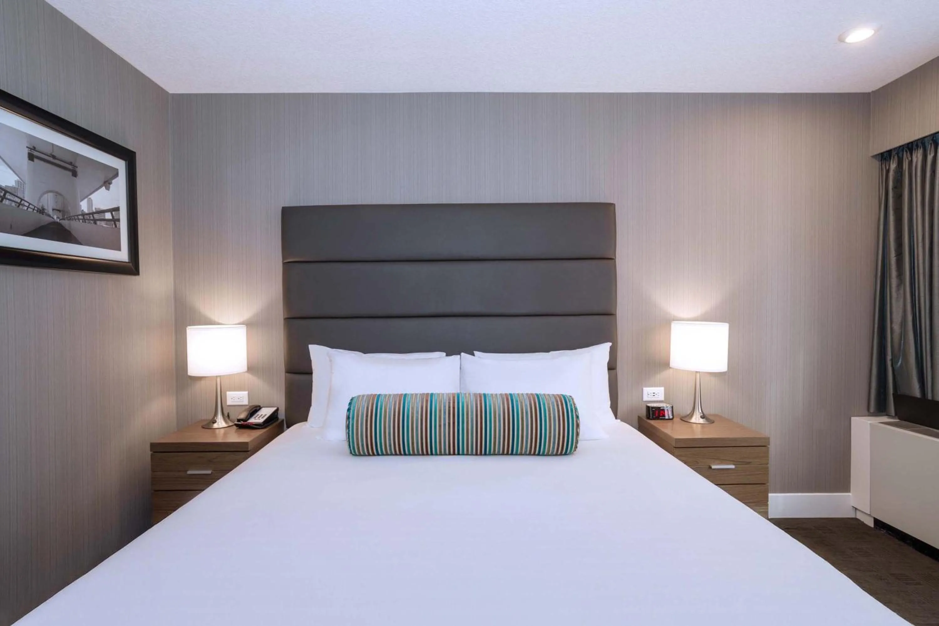 Photo of the whole room, Bed in Sandman Signature Calgary Downtown Hotel