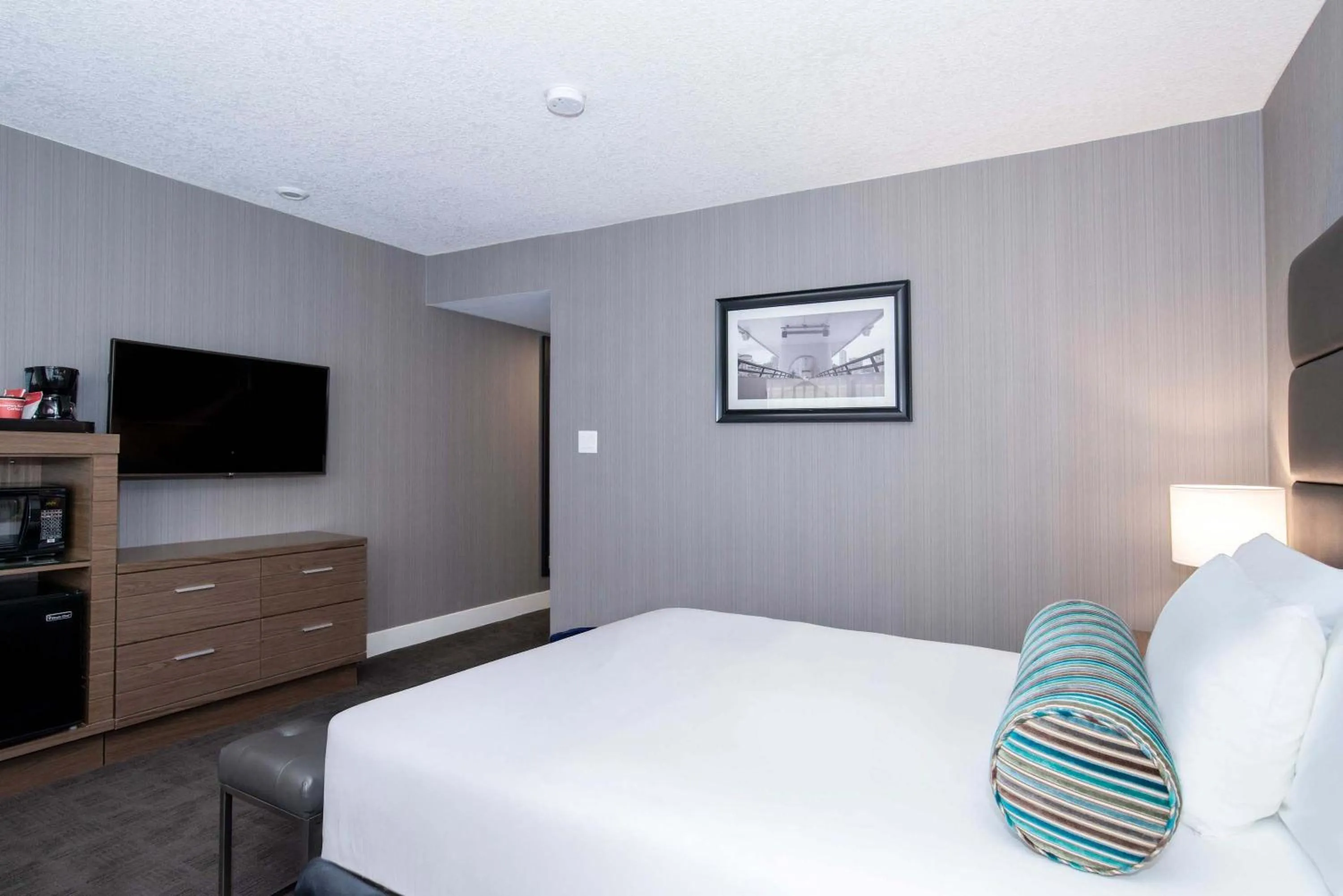 Photo of the whole room, Bed in Sandman Signature Calgary Downtown Hotel
