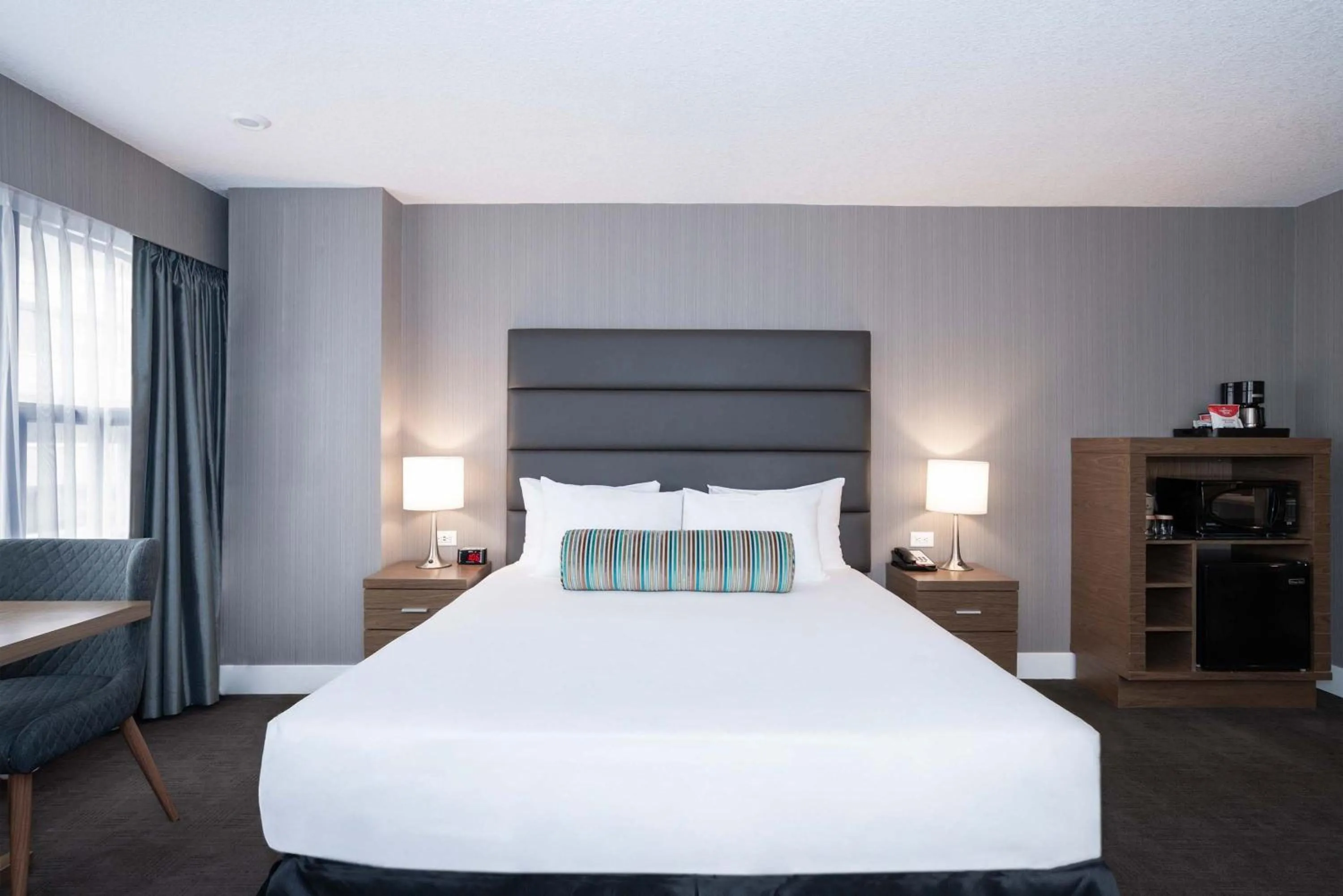 Photo of the whole room, Bed in Sandman Signature Calgary Downtown Hotel