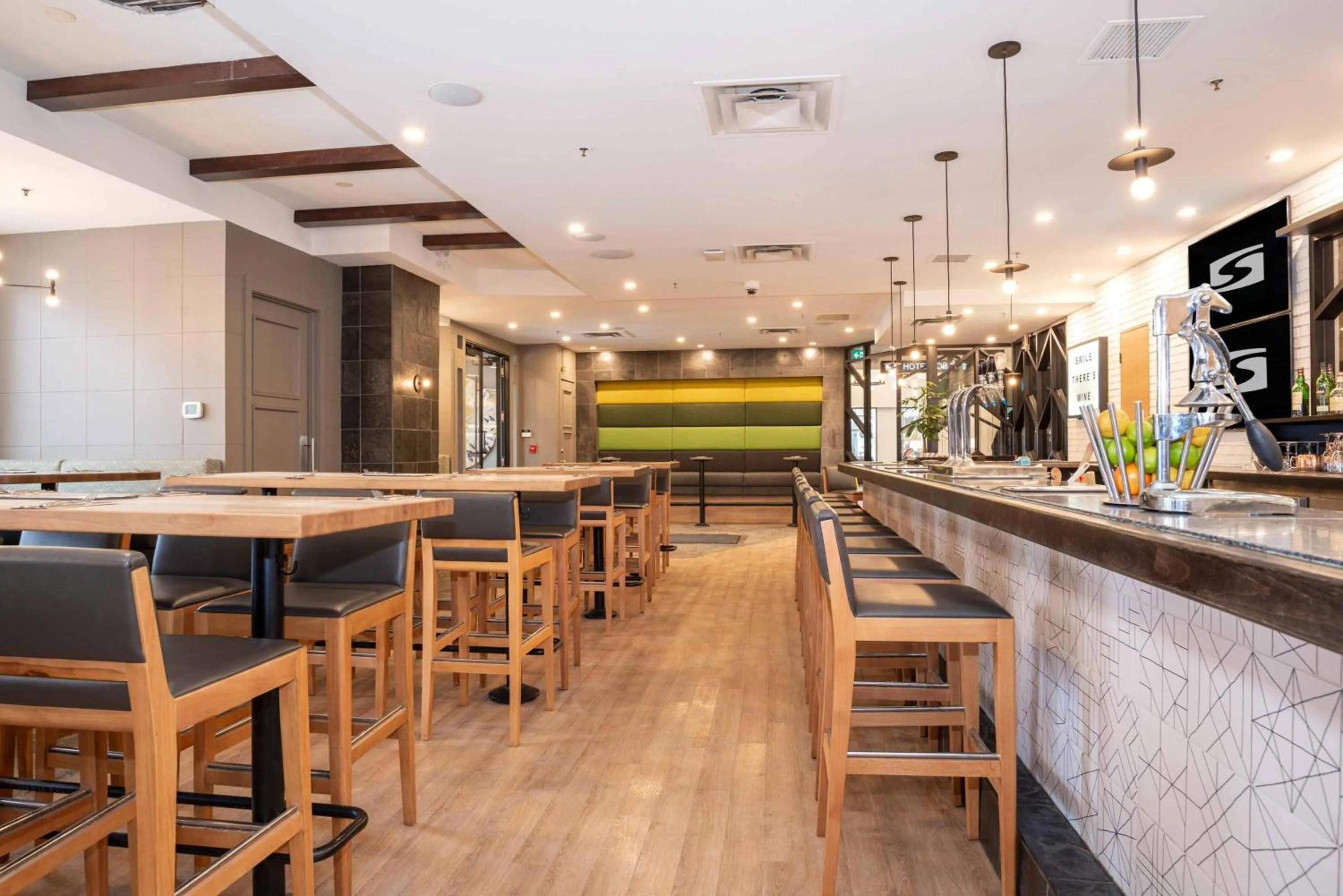 Restaurant/places to eat in Sandman Signature Calgary Downtown Hotel