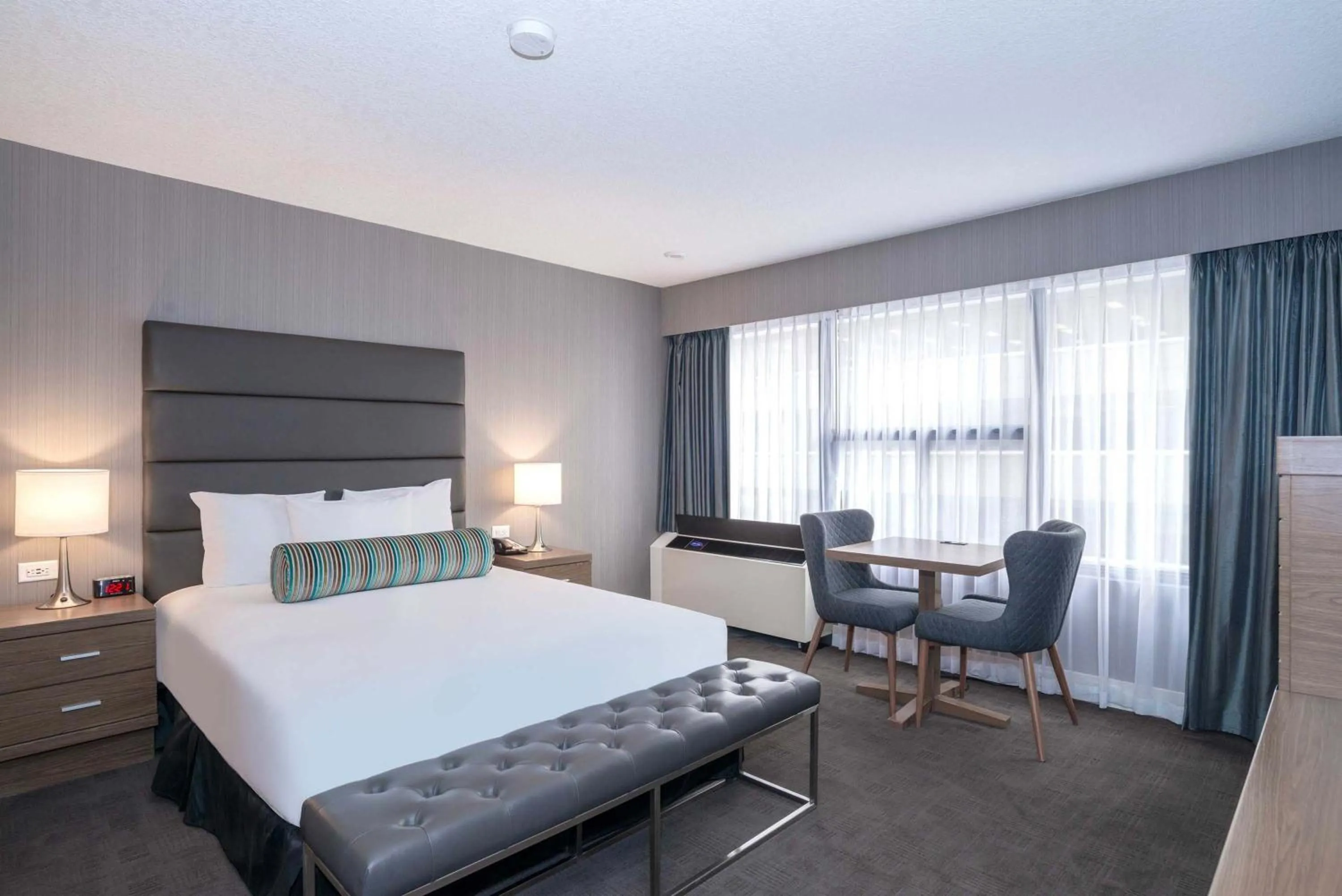 Photo of the whole room, Bed in Sandman Signature Calgary Downtown Hotel
