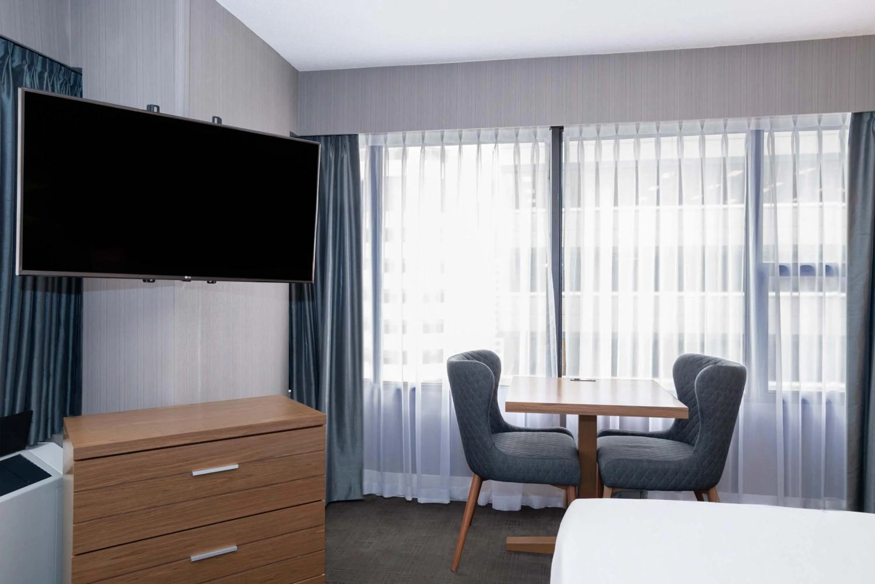 Photo of the whole room, Bed in Sandman Signature Calgary Downtown Hotel