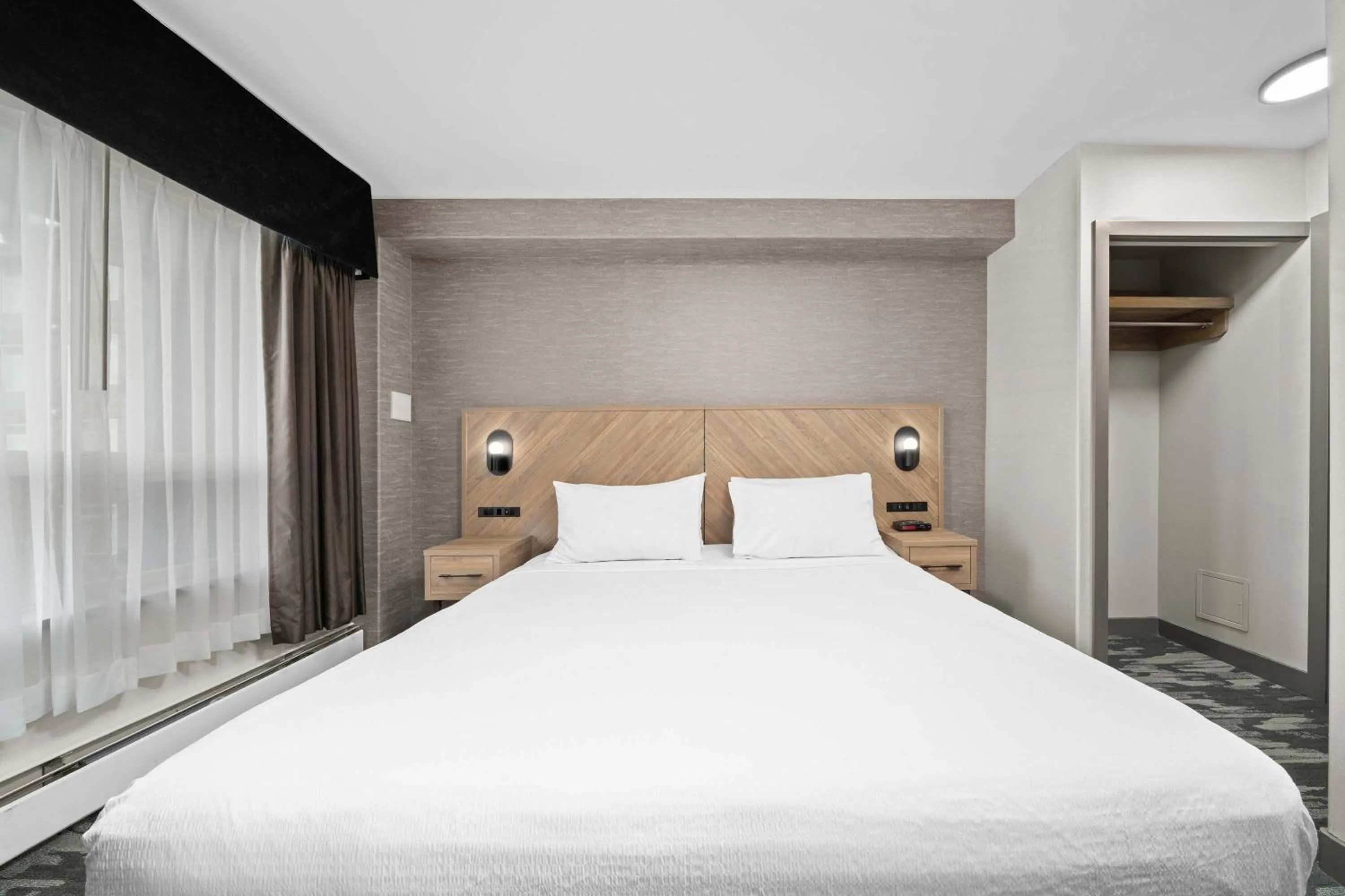 Photo of the whole room, Bed in Sandman Hotel Calgary Airport