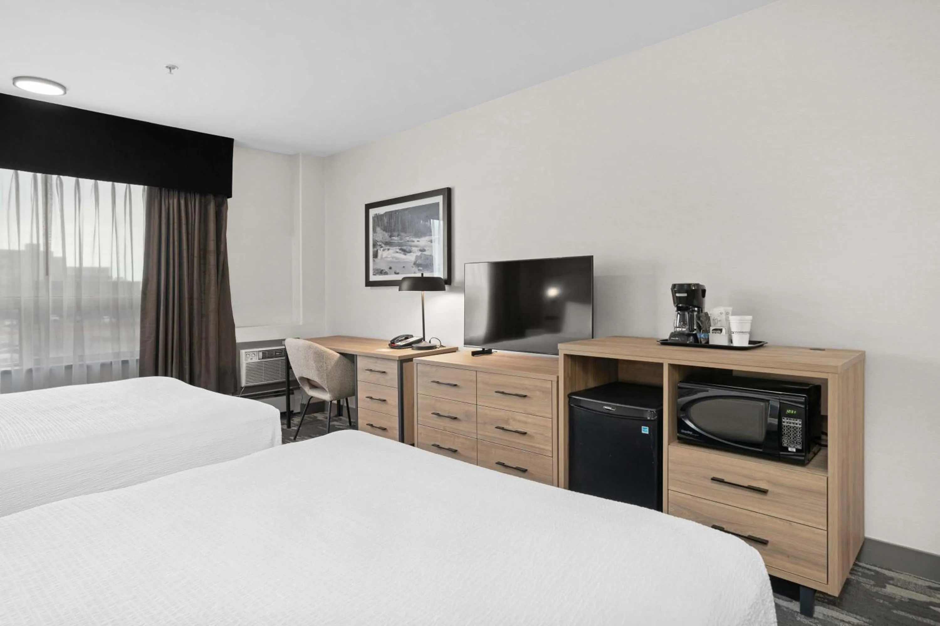 Photo of the whole room, Bed in Sandman Hotel Calgary Airport