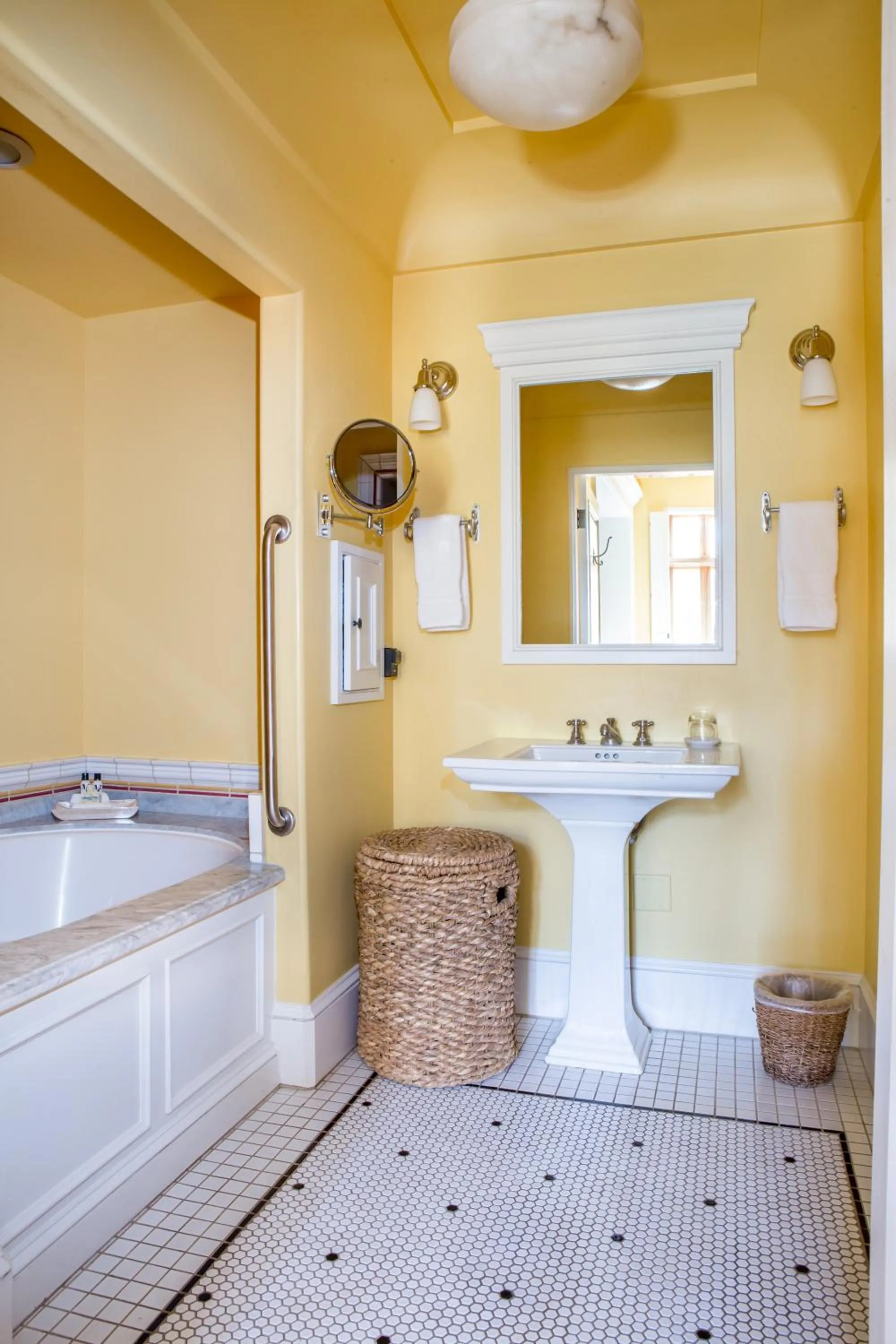 Bathroom, Bed in CaliPaso Winery & Villa