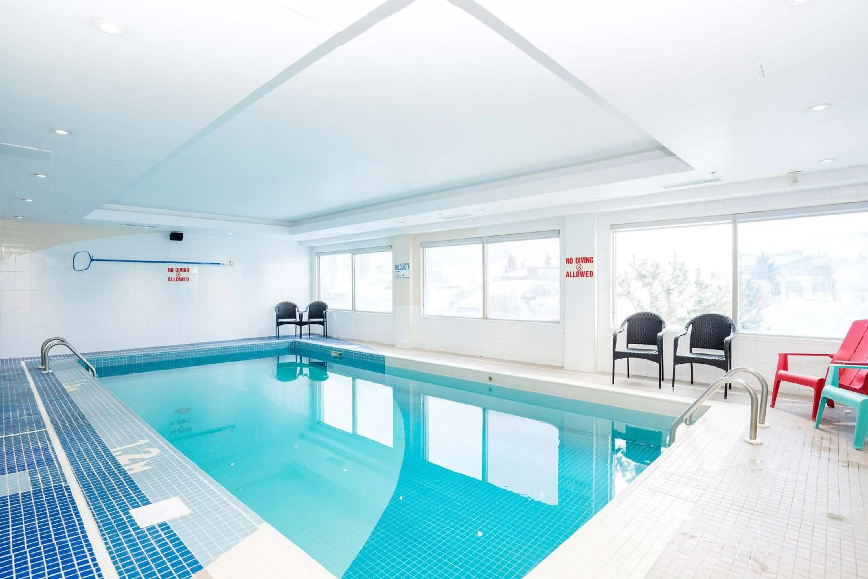Swimming pool in Sandman Hotel & Suites Calgary West