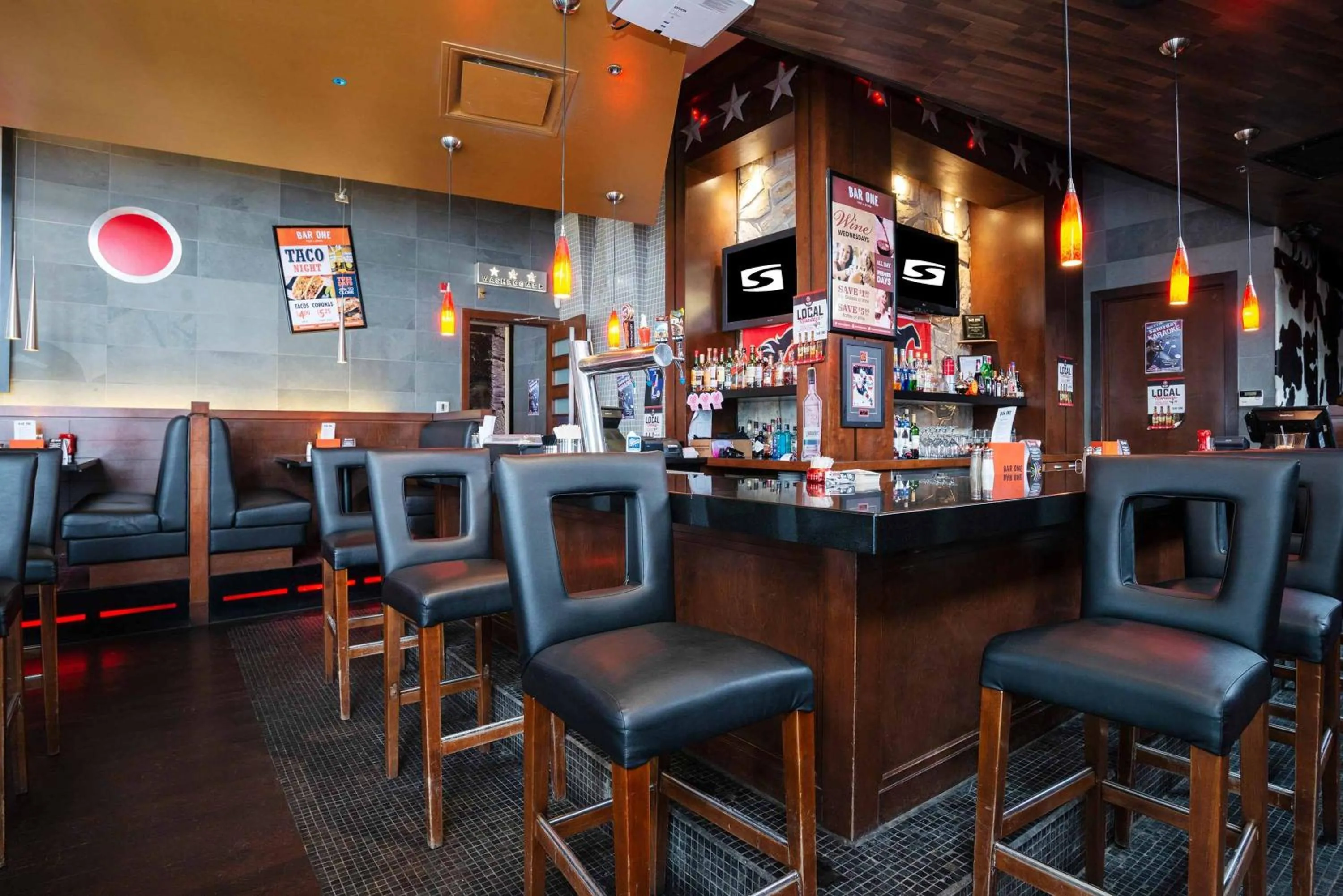 Lounge or bar in Sandman Hotel & Suites Calgary West