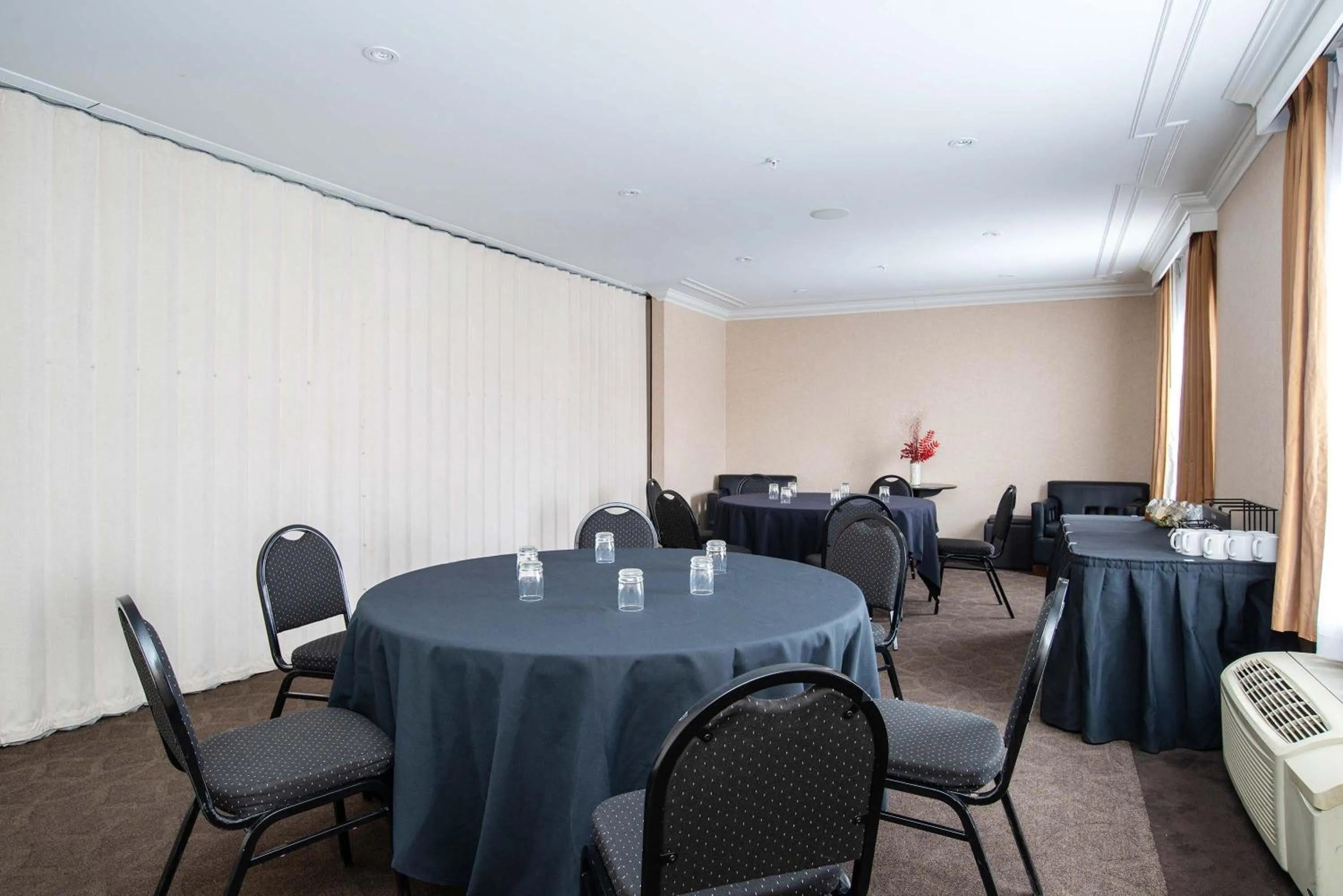 Meeting/conference room in Sandman Hotel & Suites Calgary West