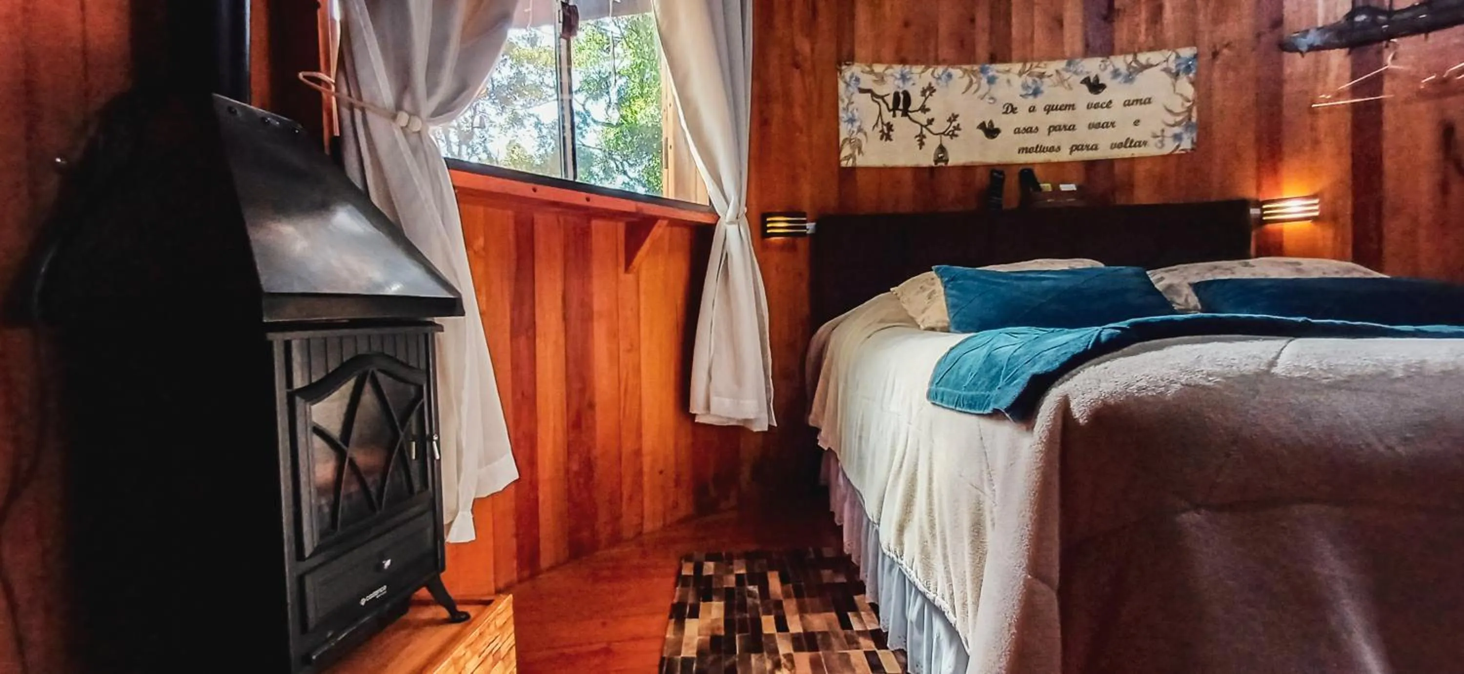 Decorative detail, Bed in Chalé Temático em Pipa de Vinho - Parada da Pipa Chalés