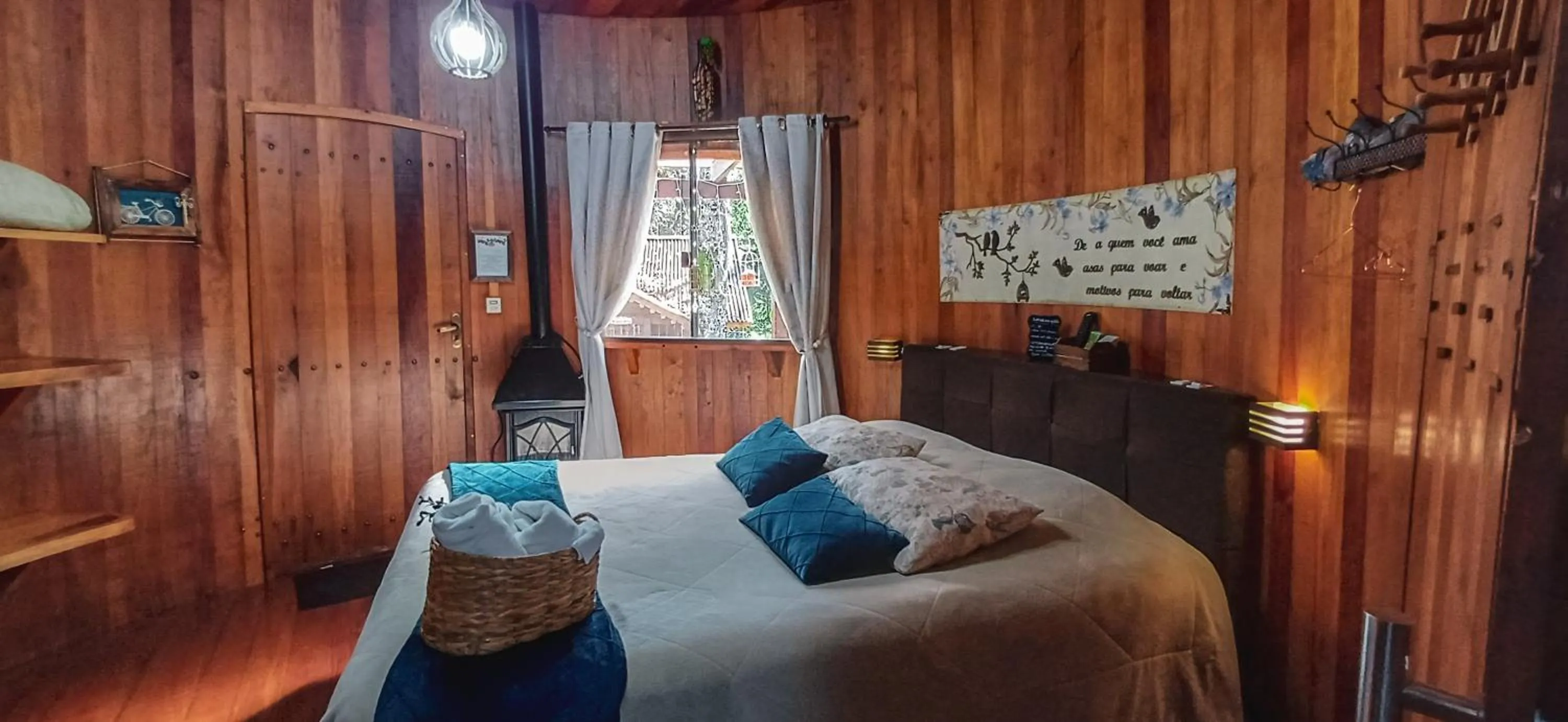 Bedroom, Bed in Chalé Temático em Pipa de Vinho - Parada da Pipa Chalés