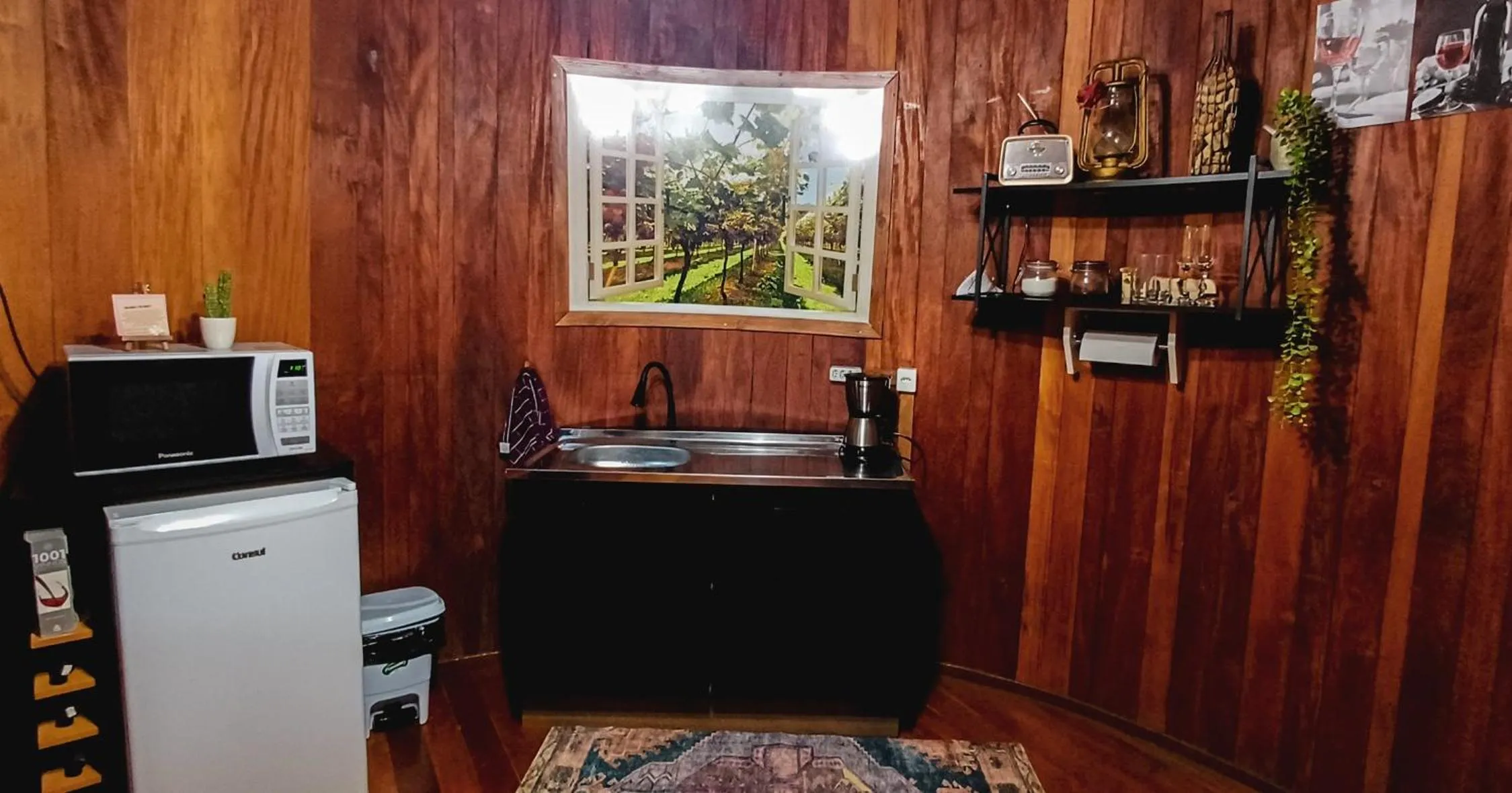 minibar in Chalé Temático em Pipa de Vinho - Parada da Pipa Chalés
