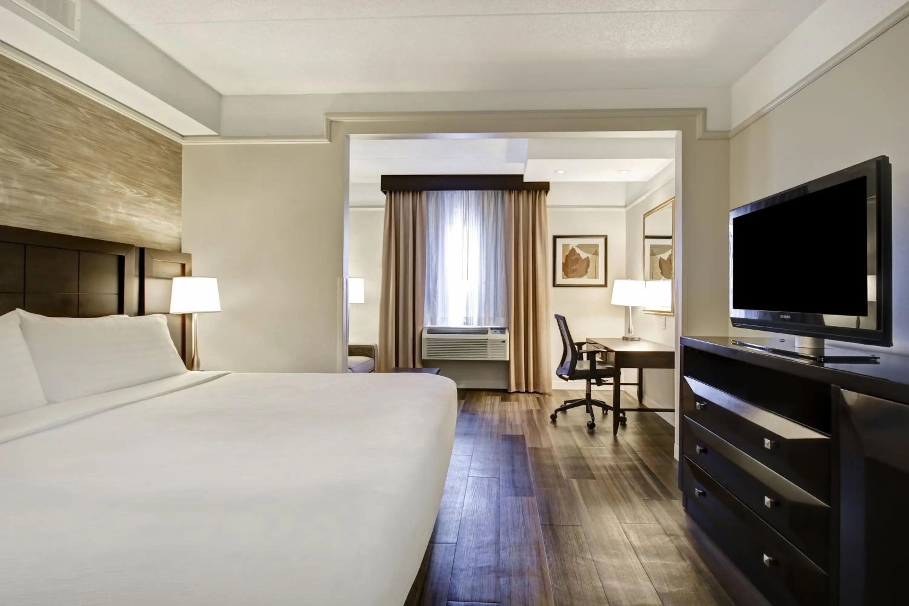 Photo of the whole room, Bed in Holiday Inn Windsor - Ambassador Bridge by IHG