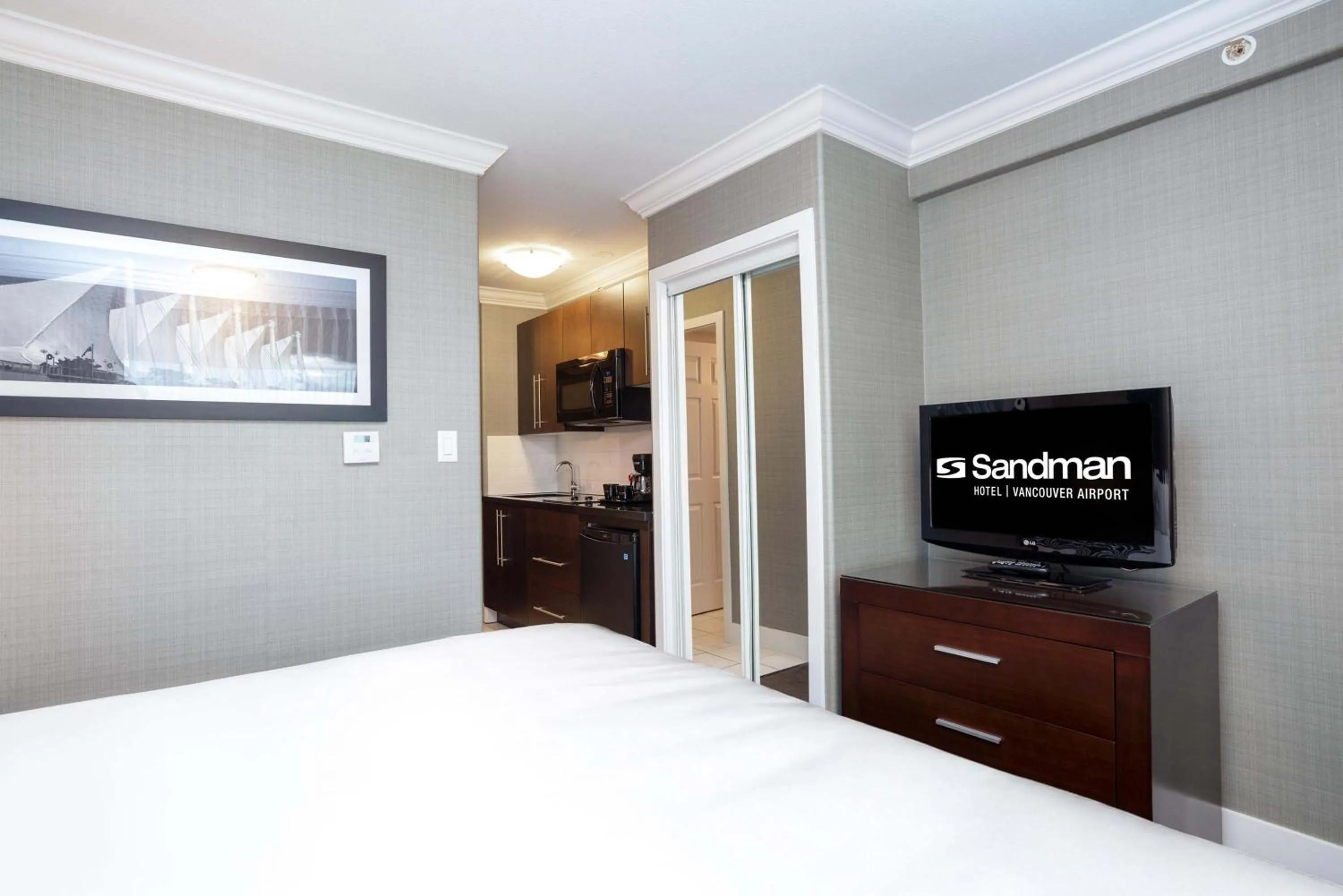 Photo of the whole room, Bed in Sandman Hotel Vancouver Airport