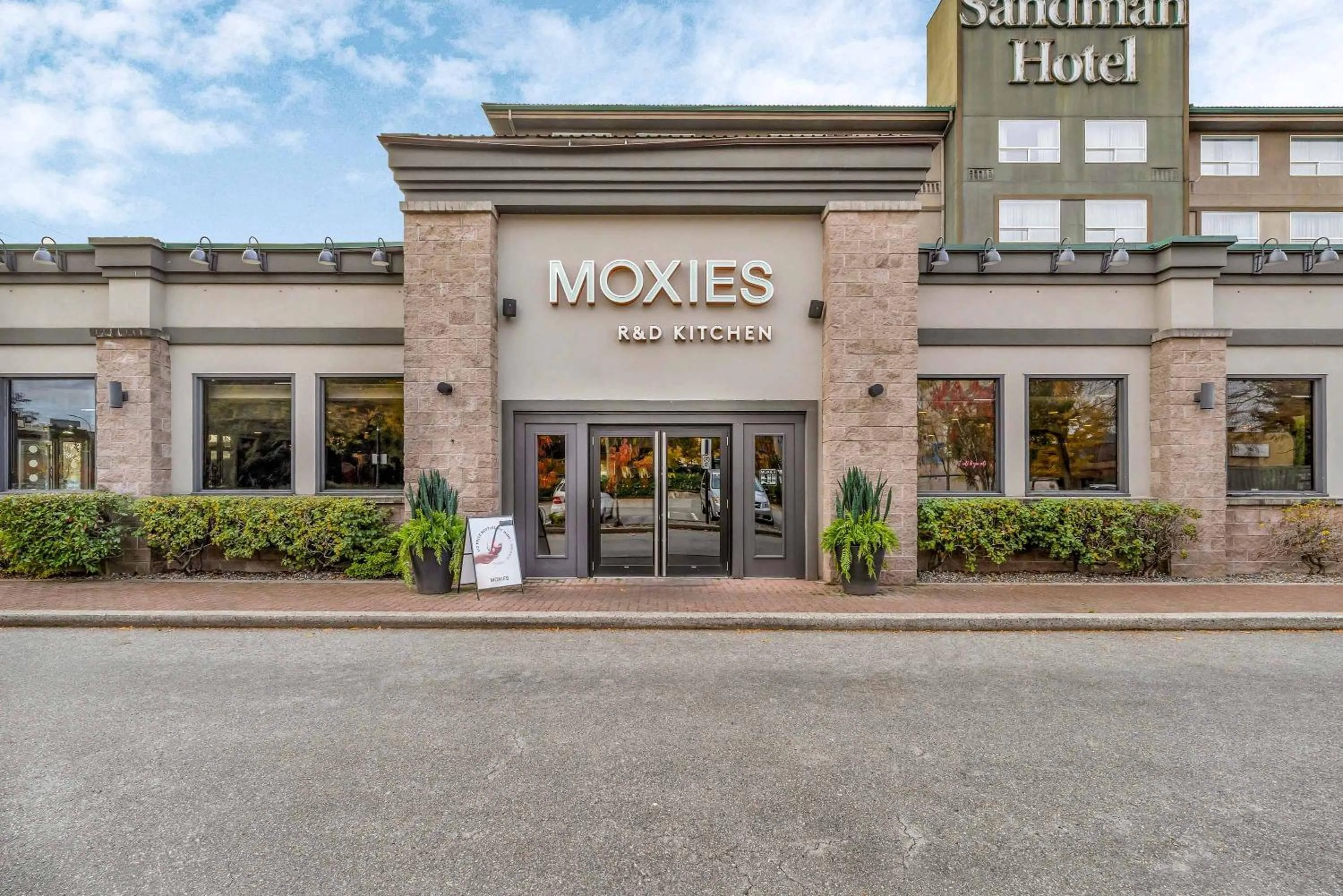 Restaurant/places to eat in Sandman Hotel Vancouver Airport