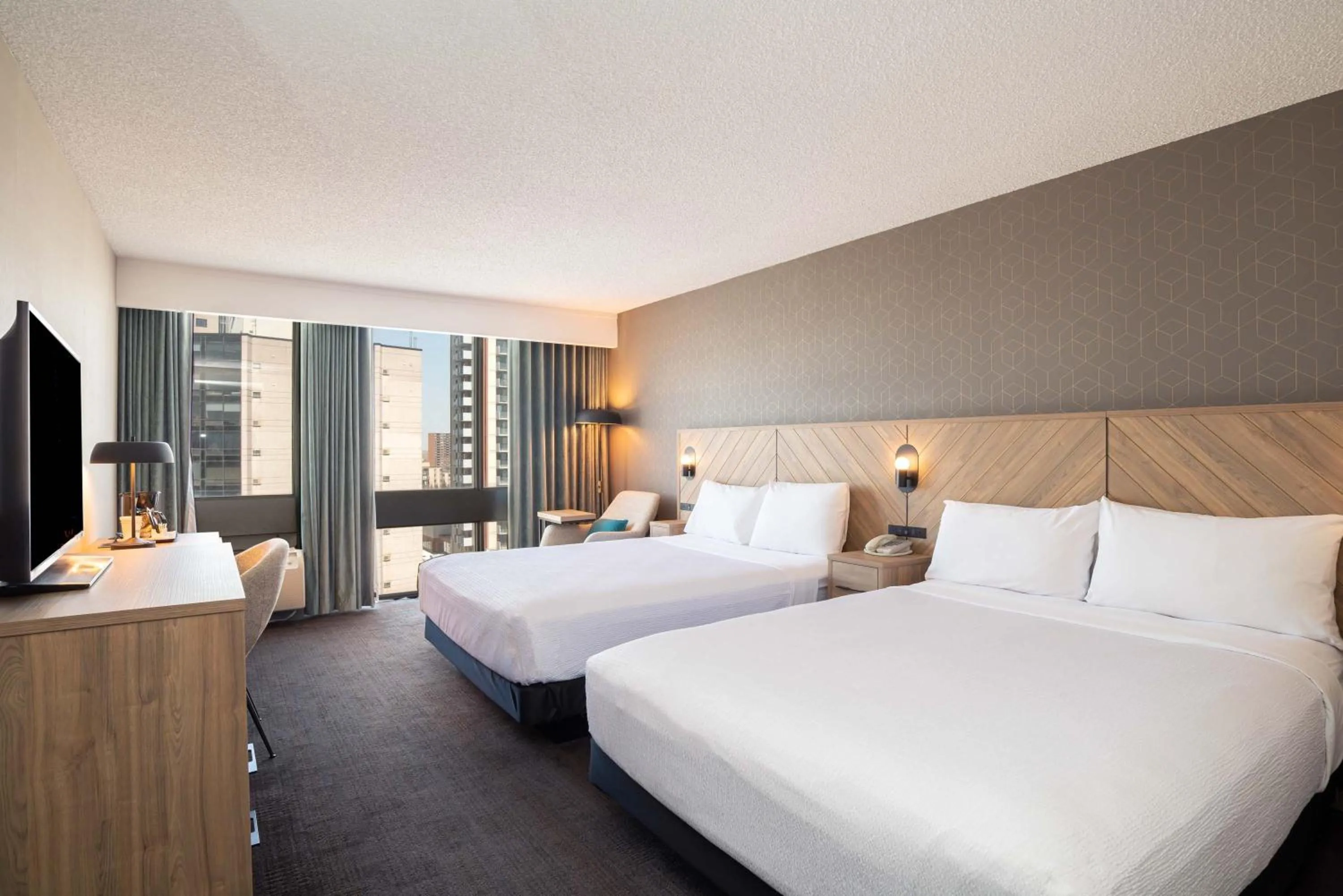 Photo of the whole room, Bed in Sandman Hotel Montreal - Longueuil