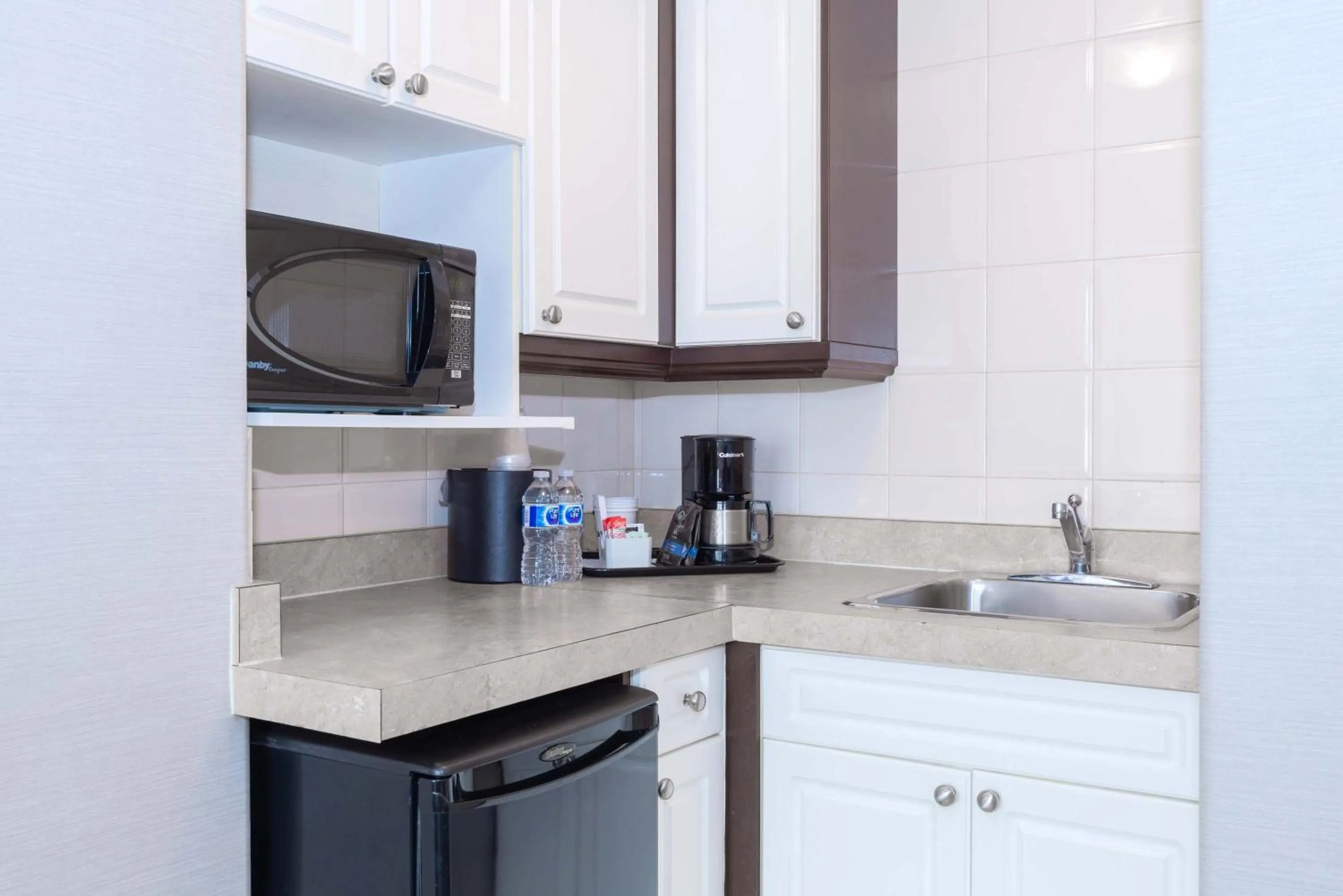 Kitchen or kitchenette in Sandman Signature Vancouver Downtown Hotel